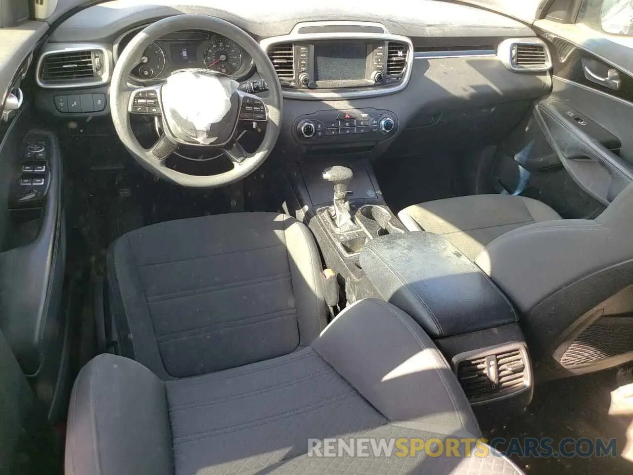 8 Photograph of a damaged car 5XYPG4A37KG516816 KIA SORENTO 2019