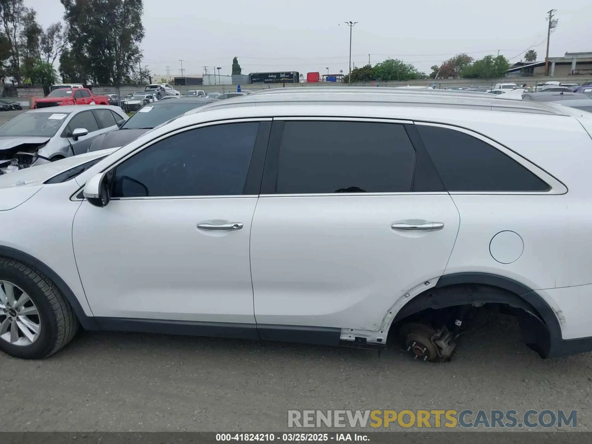 14 Photograph of a damaged car 5XYPG4A37KG524608 KIA SORENTO 2019