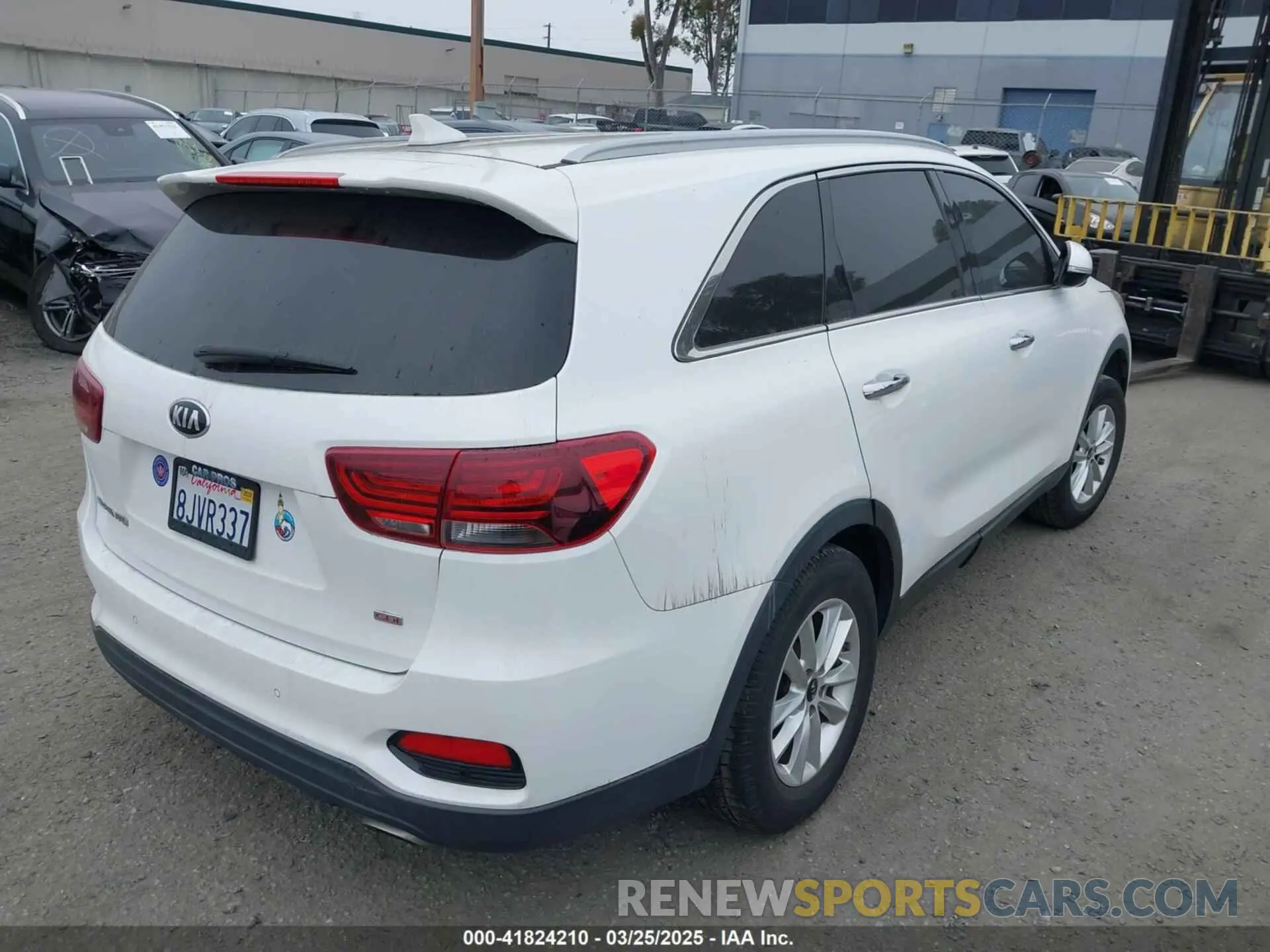 4 Photograph of a damaged car 5XYPG4A37KG524608 KIA SORENTO 2019