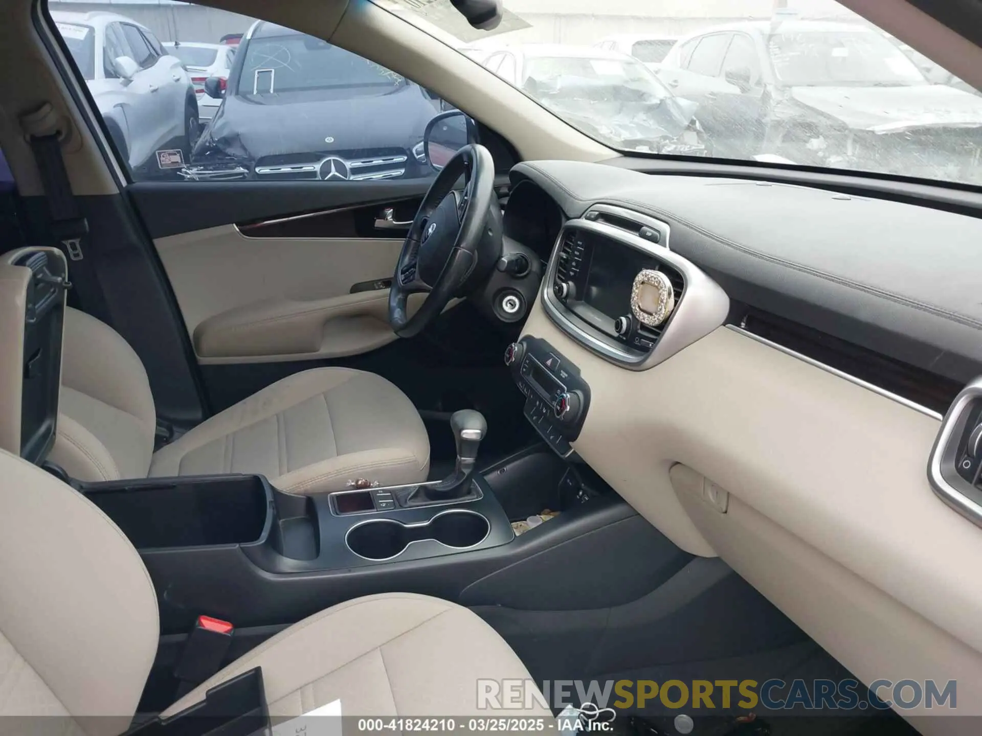 5 Photograph of a damaged car 5XYPG4A37KG524608 KIA SORENTO 2019