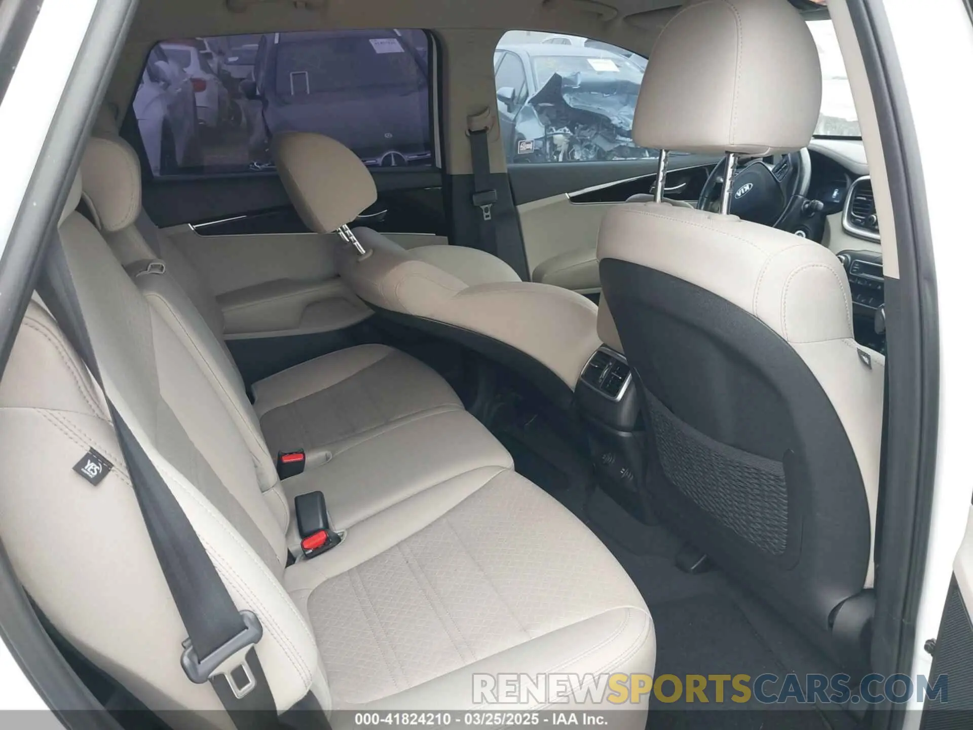 8 Photograph of a damaged car 5XYPG4A37KG524608 KIA SORENTO 2019