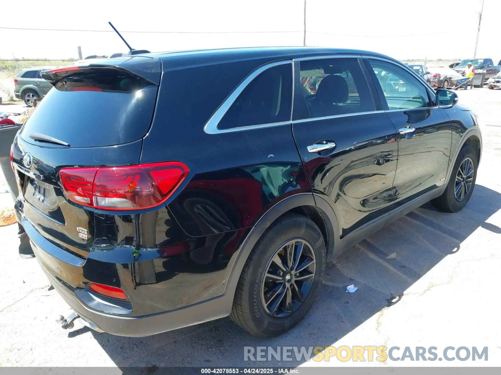 4 Photograph of a damaged car 5XYPG4A37KG530909 KIA SORENTO 2019
