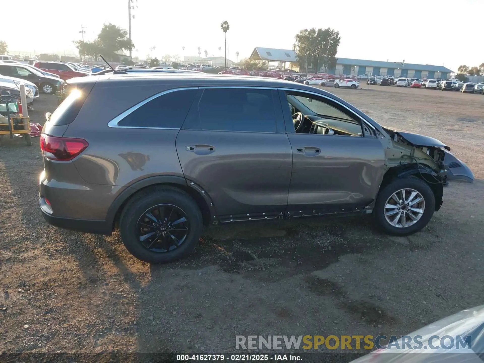 14 Photograph of a damaged car 5XYPG4A37KG552232 KIA SORENTO 2019