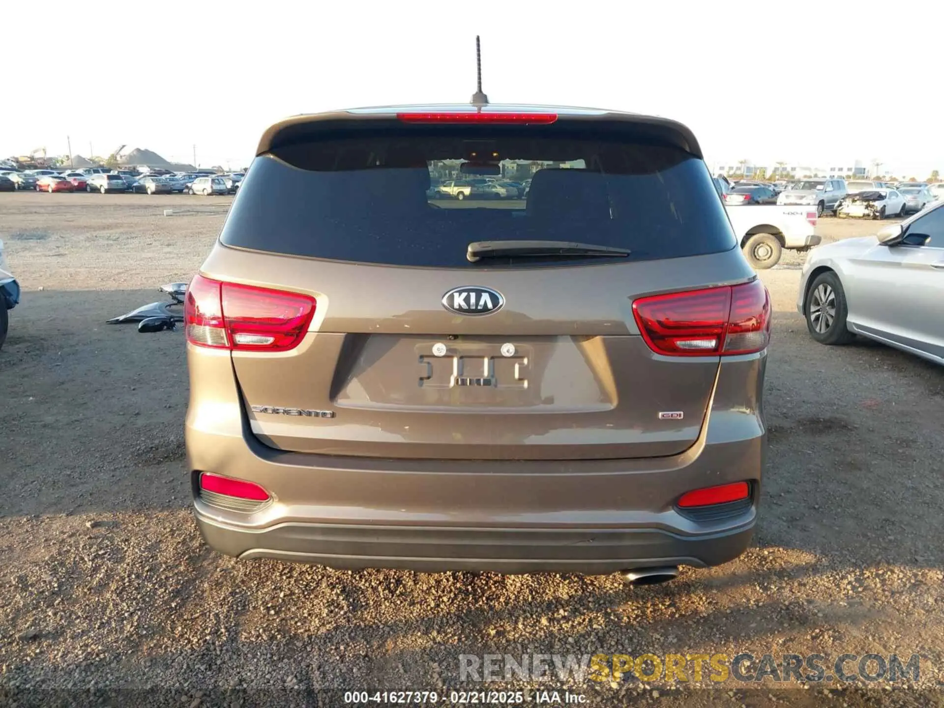17 Photograph of a damaged car 5XYPG4A37KG552232 KIA SORENTO 2019