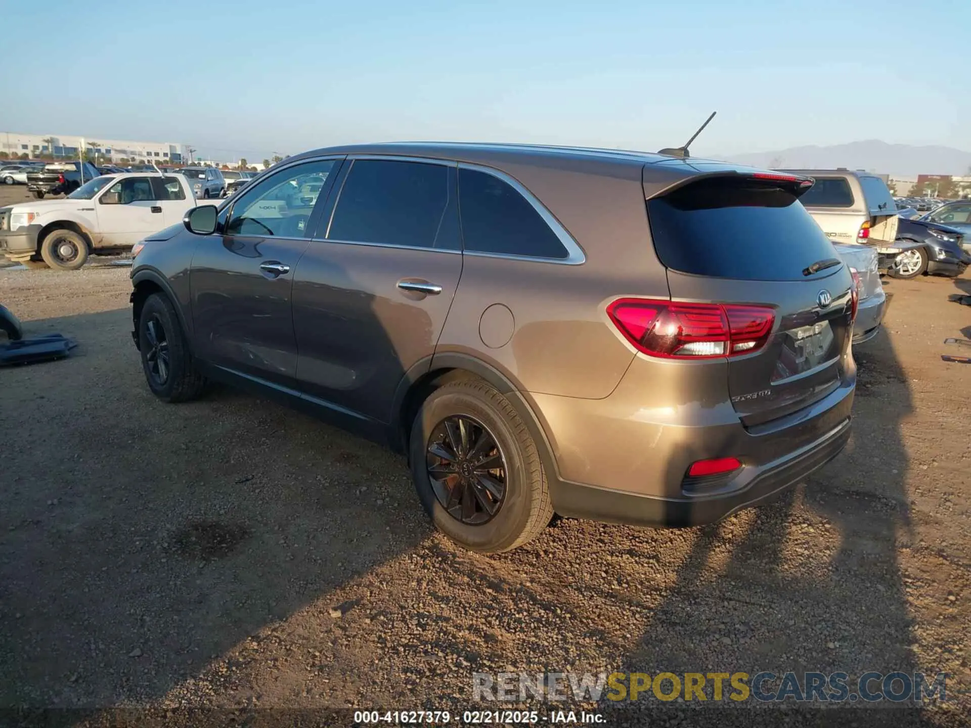3 Photograph of a damaged car 5XYPG4A37KG552232 KIA SORENTO 2019