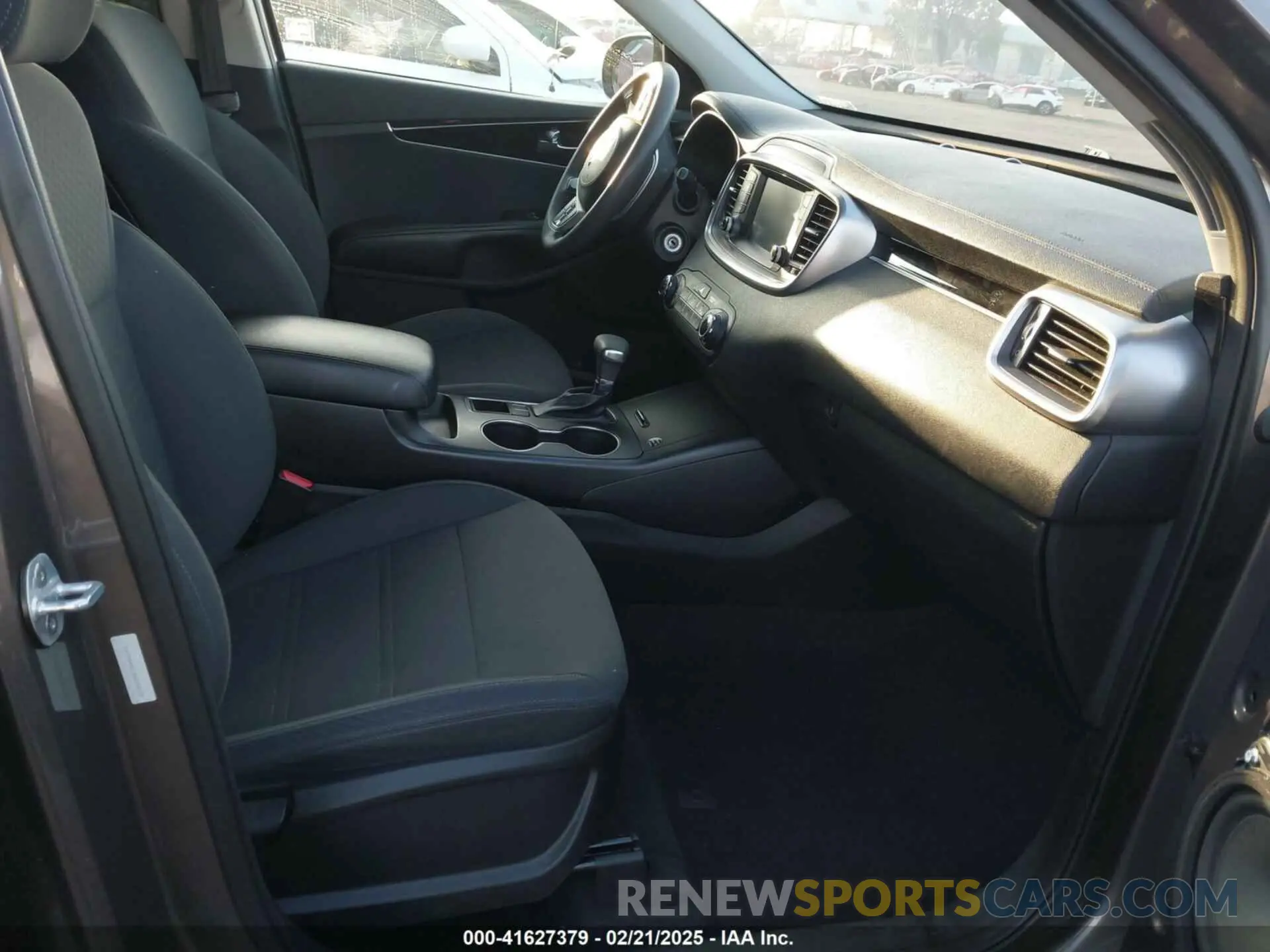 5 Photograph of a damaged car 5XYPG4A37KG552232 KIA SORENTO 2019