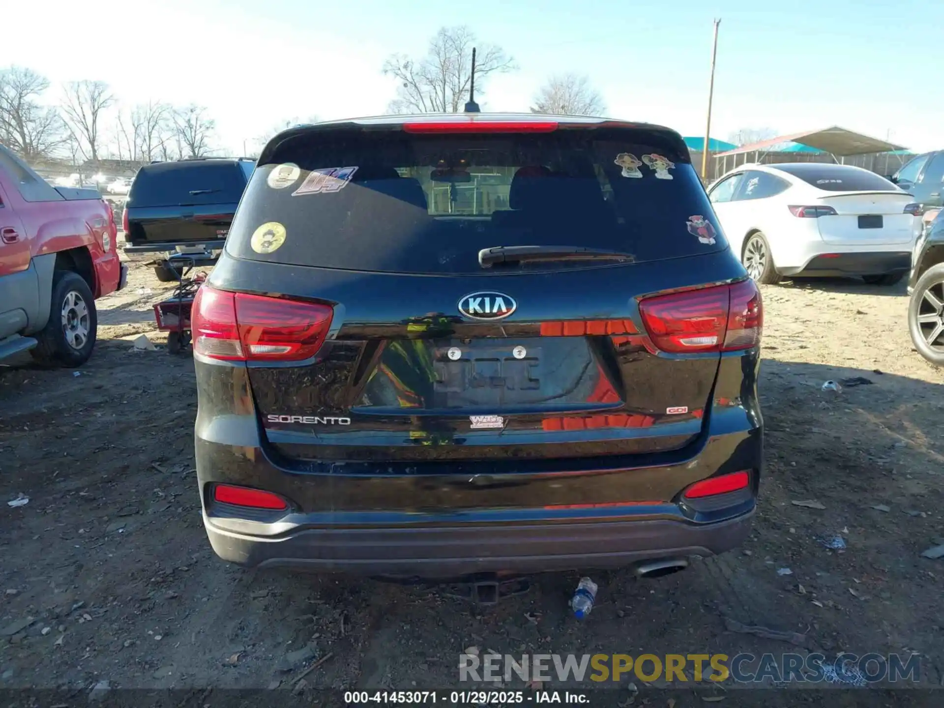 17 Photograph of a damaged car 5XYPG4A37KG577535 KIA SORENTO 2019