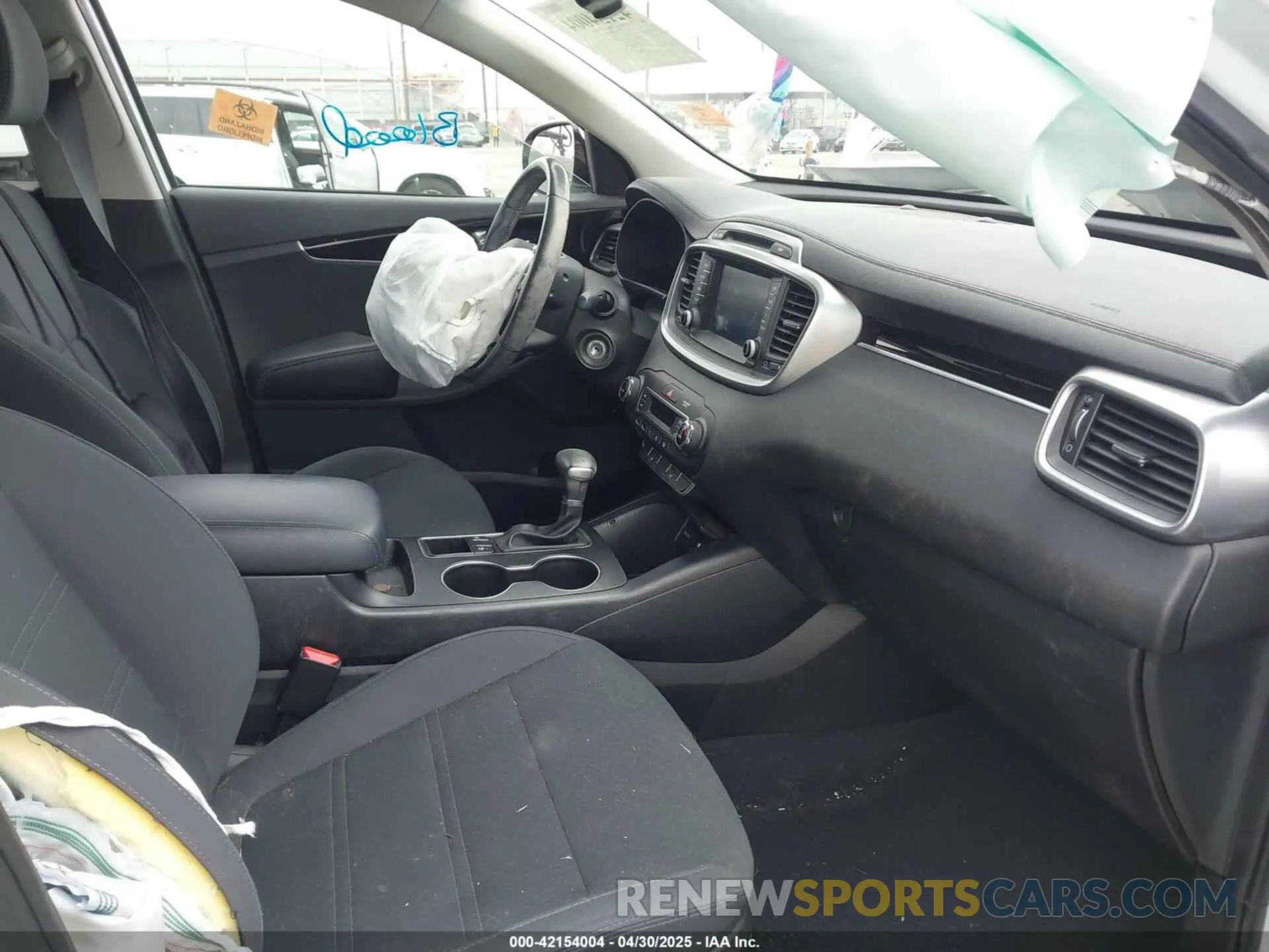 5 Photograph of a damaged car 5XYPG4A37KG589572 KIA SORENTO 2019