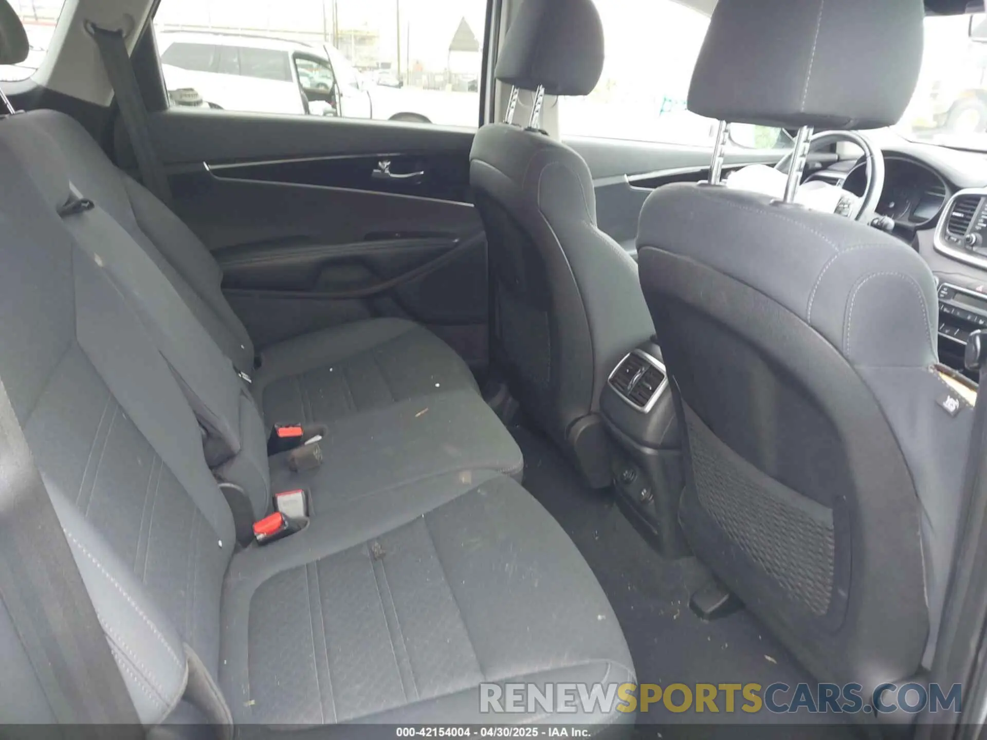 8 Photograph of a damaged car 5XYPG4A37KG589572 KIA SORENTO 2019