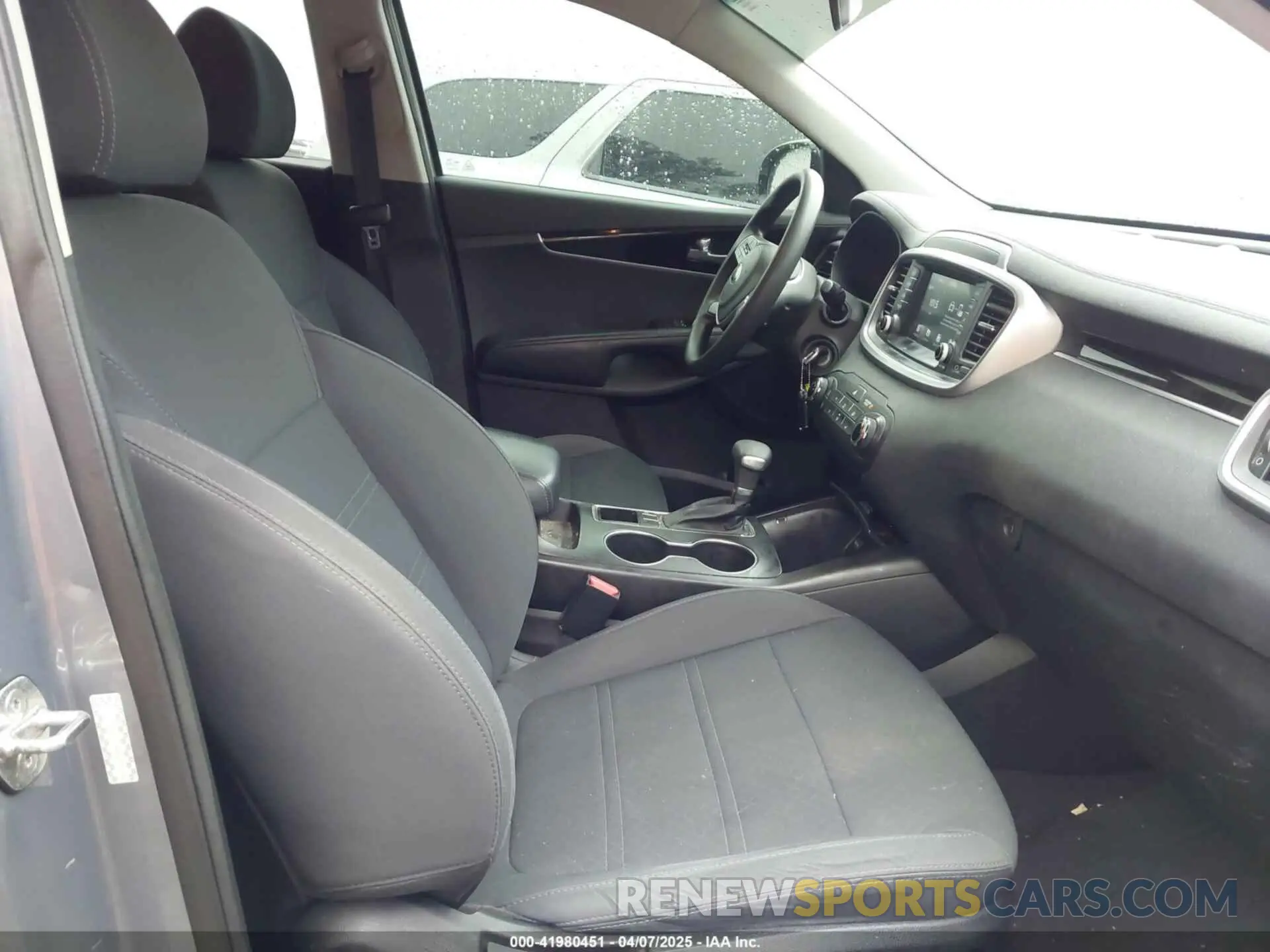 5 Photograph of a damaged car 5XYPG4A37KG597655 KIA SORENTO 2019