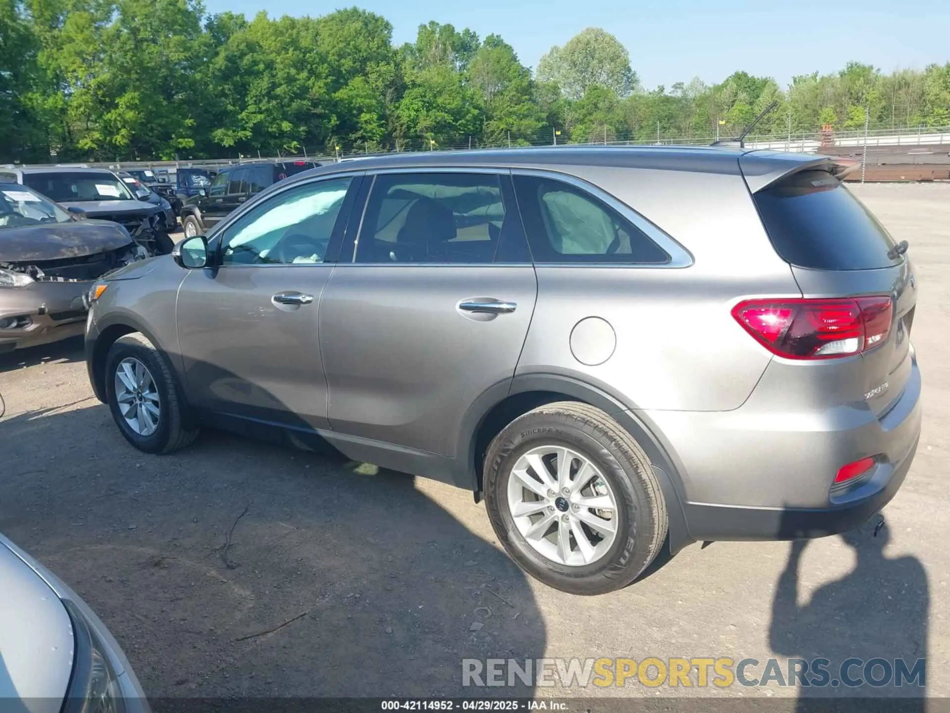 14 Photograph of a damaged car 5XYPG4A38KG506389 KIA SORENTO 2019