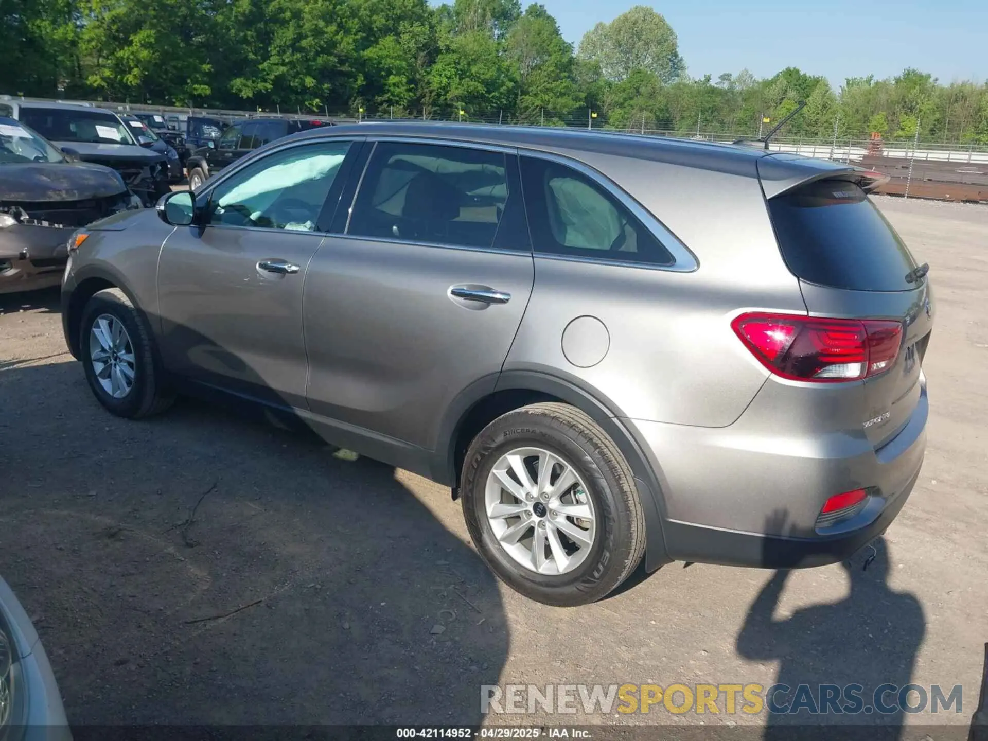 3 Photograph of a damaged car 5XYPG4A38KG506389 KIA SORENTO 2019