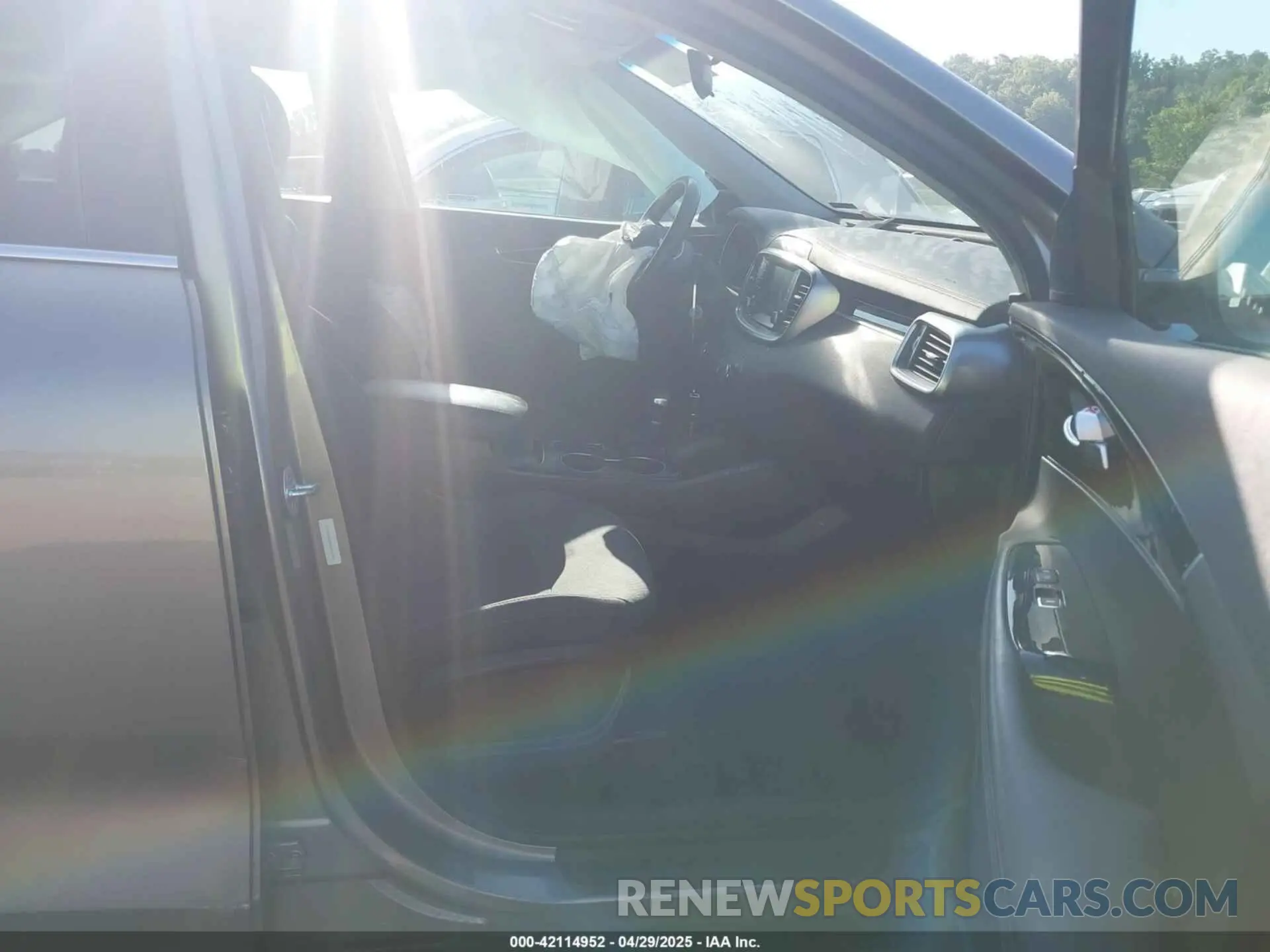 5 Photograph of a damaged car 5XYPG4A38KG506389 KIA SORENTO 2019