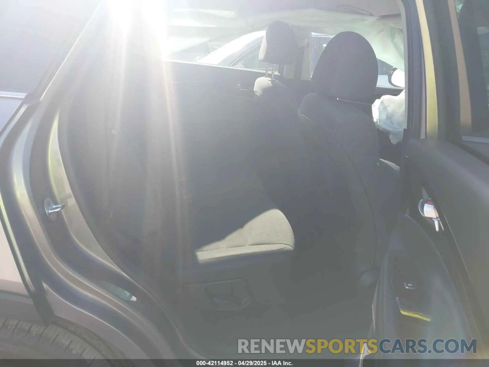 8 Photograph of a damaged car 5XYPG4A38KG506389 KIA SORENTO 2019