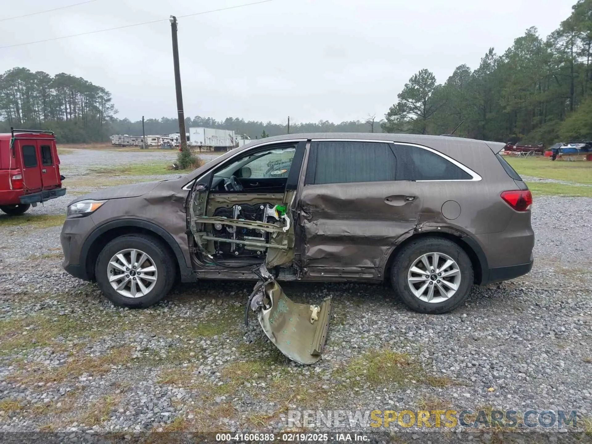 14 Photograph of a damaged car 5XYPG4A38KG508708 KIA SORENTO 2019