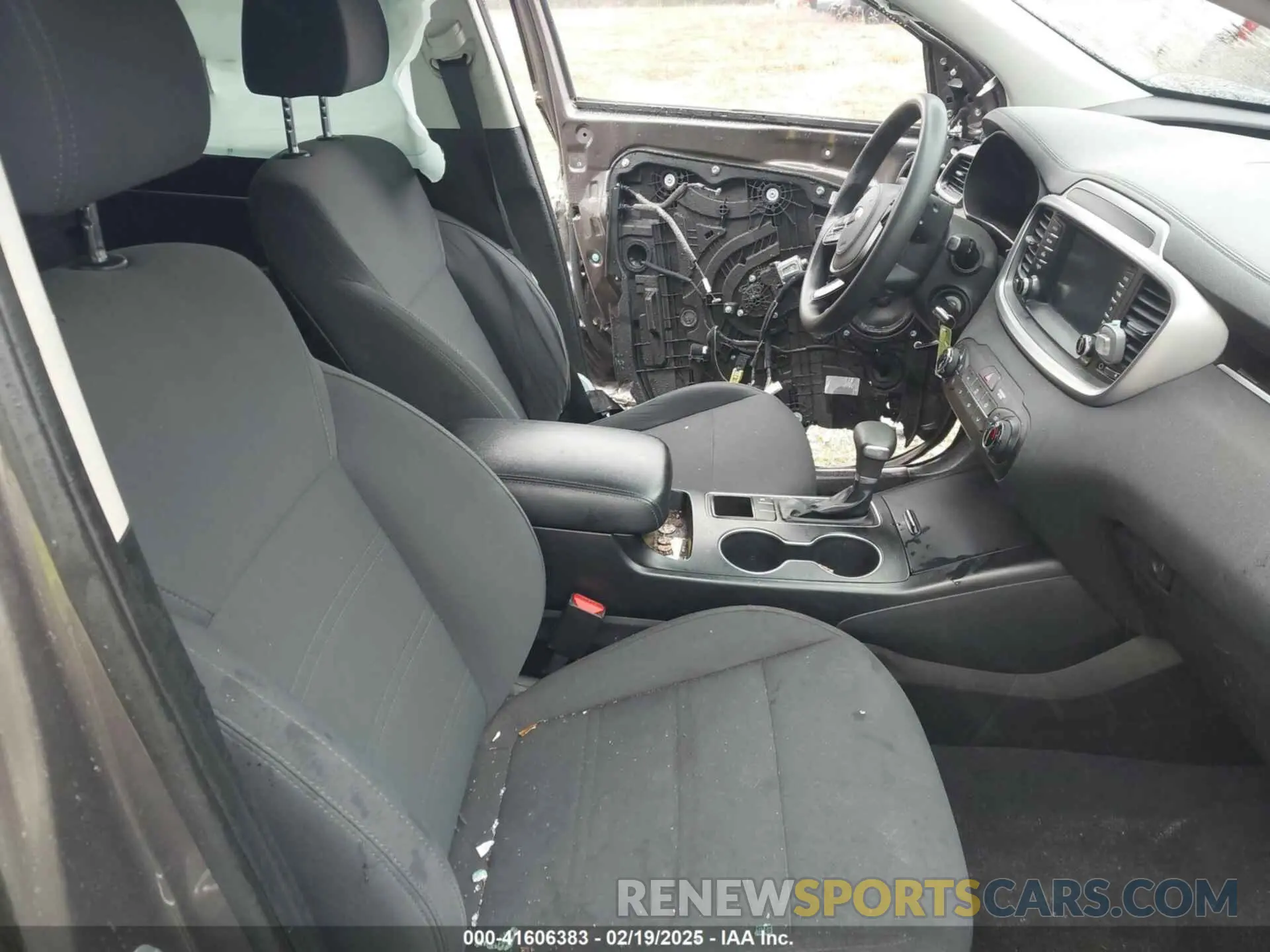 5 Photograph of a damaged car 5XYPG4A38KG508708 KIA SORENTO 2019