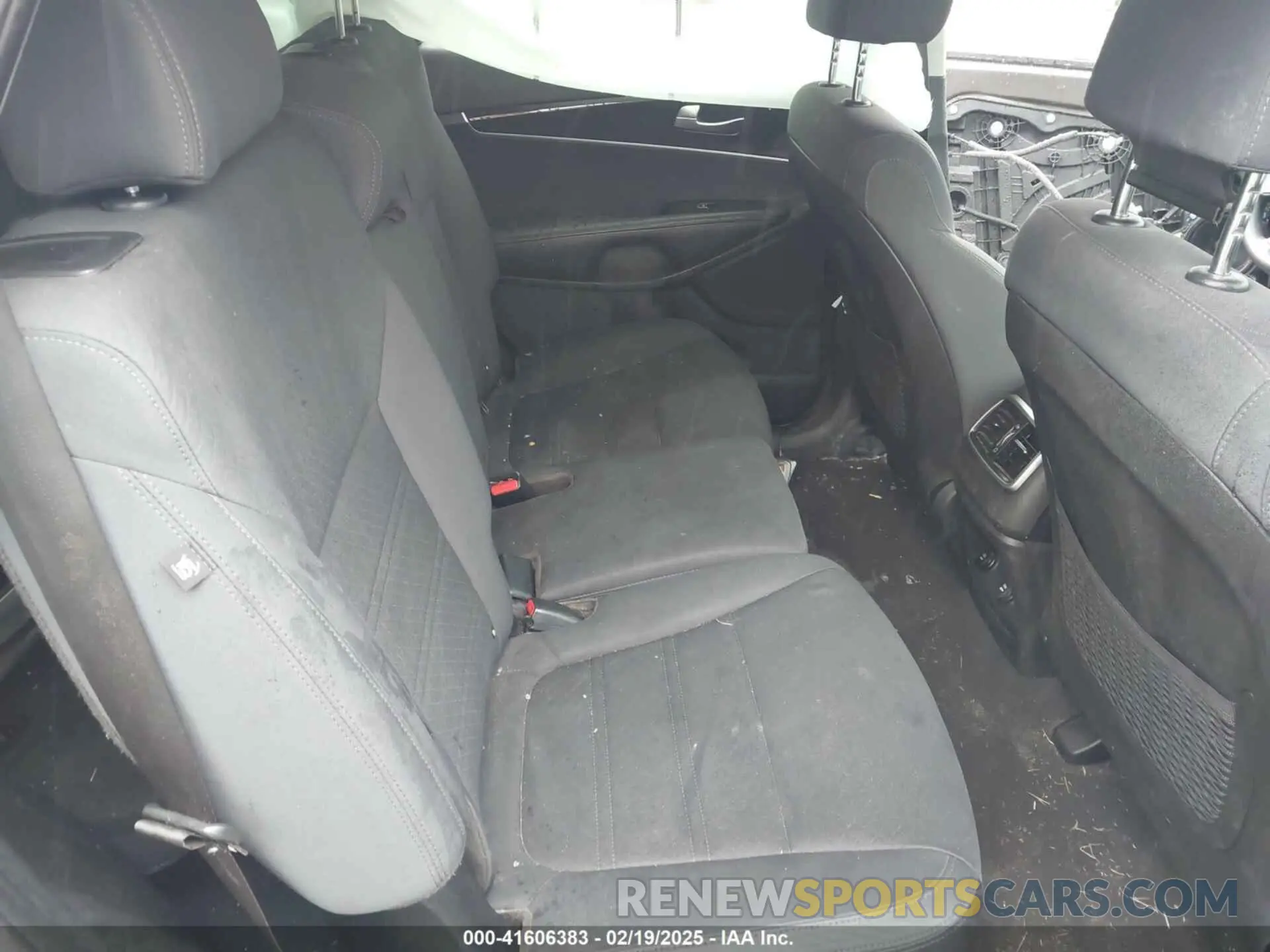 8 Photograph of a damaged car 5XYPG4A38KG508708 KIA SORENTO 2019
