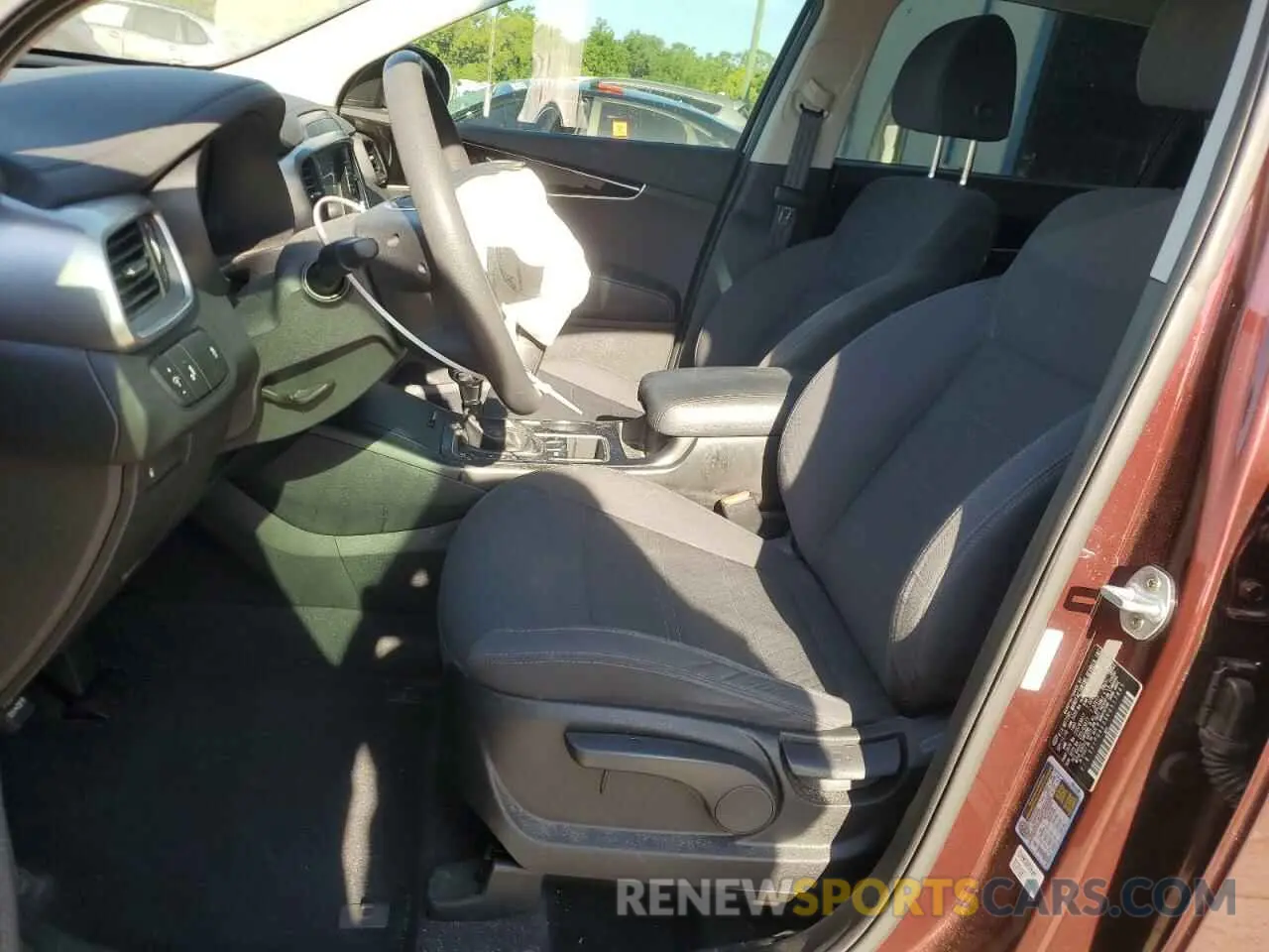 7 Photograph of a damaged car 5XYPG4A38KG517845 KIA SORENTO 2019