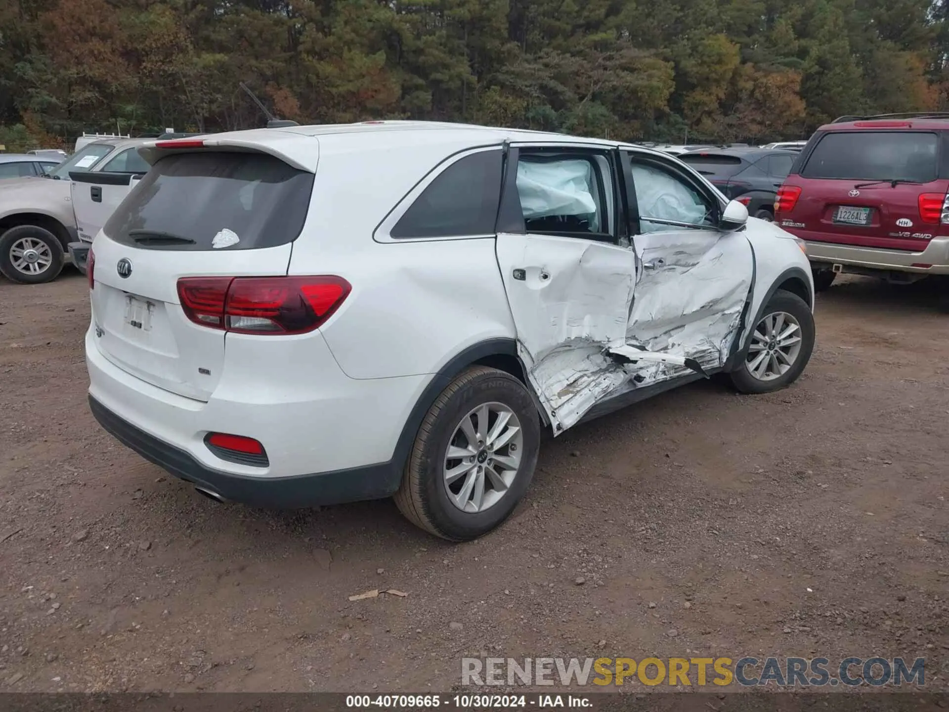 4 Photograph of a damaged car 5XYPG4A38KG521572 KIA SORENTO 2019