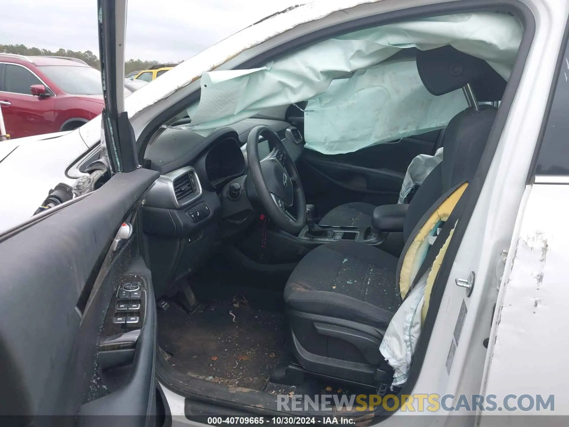 5 Photograph of a damaged car 5XYPG4A38KG521572 KIA SORENTO 2019