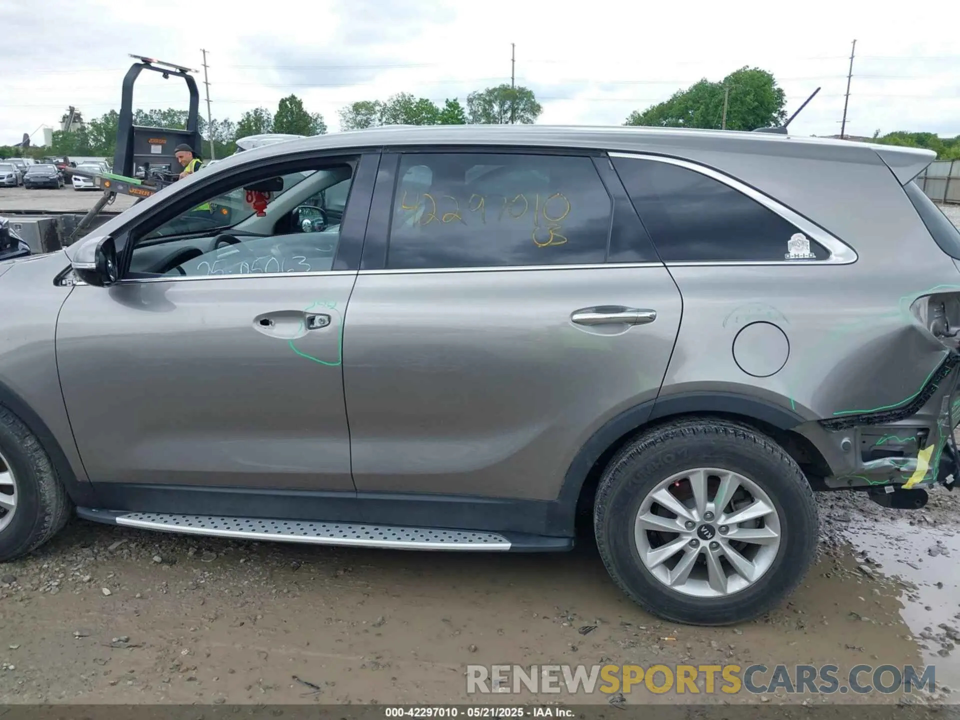 15 Photograph of a damaged car 5XYPG4A38KG533060 KIA SORENTO 2019