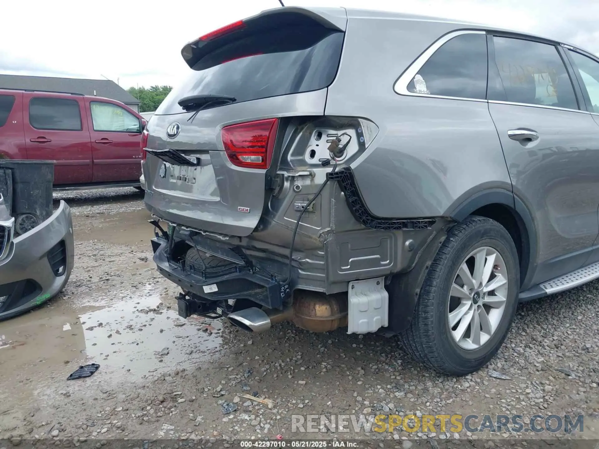 19 Photograph of a damaged car 5XYPG4A38KG533060 KIA SORENTO 2019