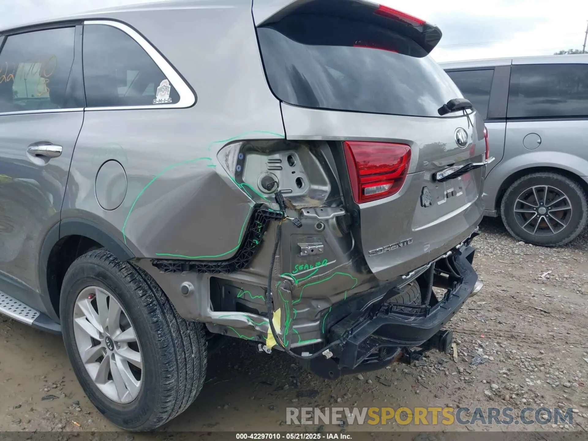 21 Photograph of a damaged car 5XYPG4A38KG533060 KIA SORENTO 2019