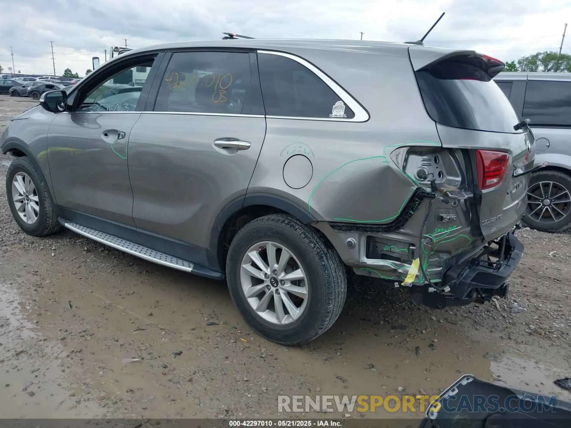 3 Photograph of a damaged car 5XYPG4A38KG533060 KIA SORENTO 2019