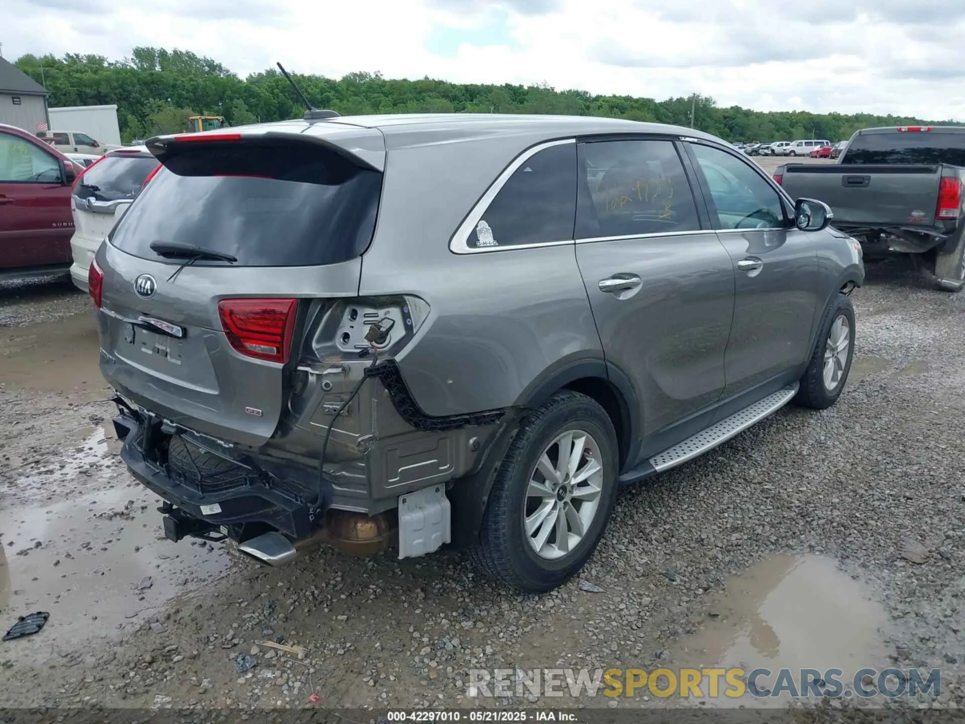 4 Photograph of a damaged car 5XYPG4A38KG533060 KIA SORENTO 2019