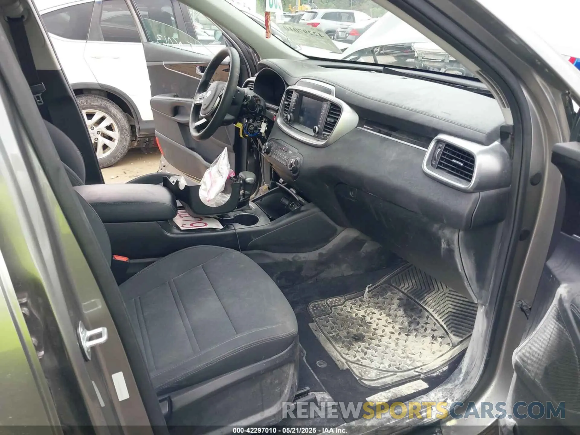 5 Photograph of a damaged car 5XYPG4A38KG533060 KIA SORENTO 2019