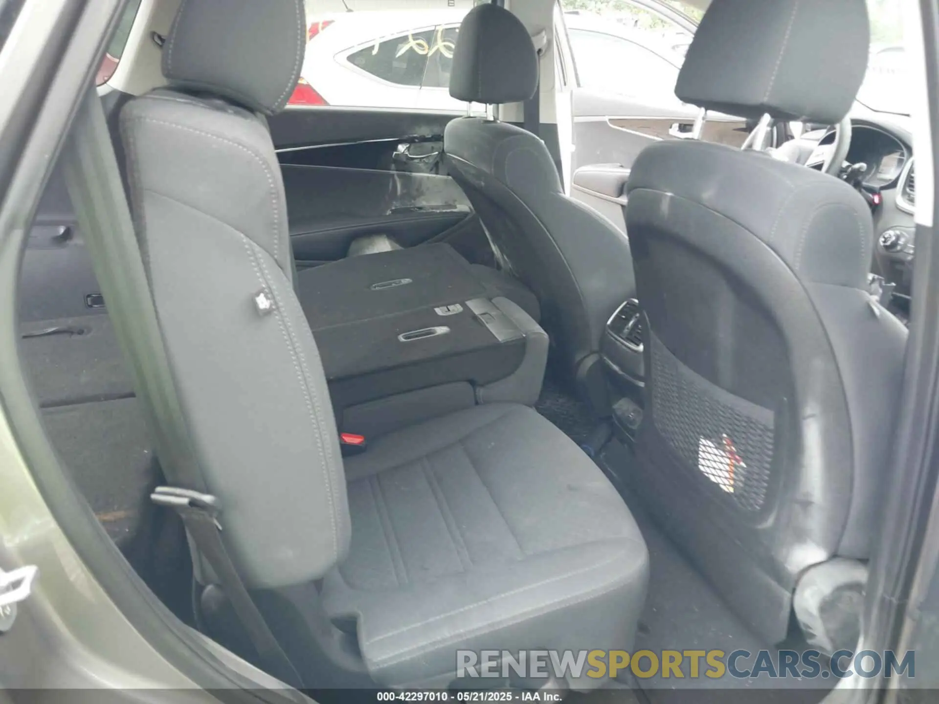 8 Photograph of a damaged car 5XYPG4A38KG533060 KIA SORENTO 2019