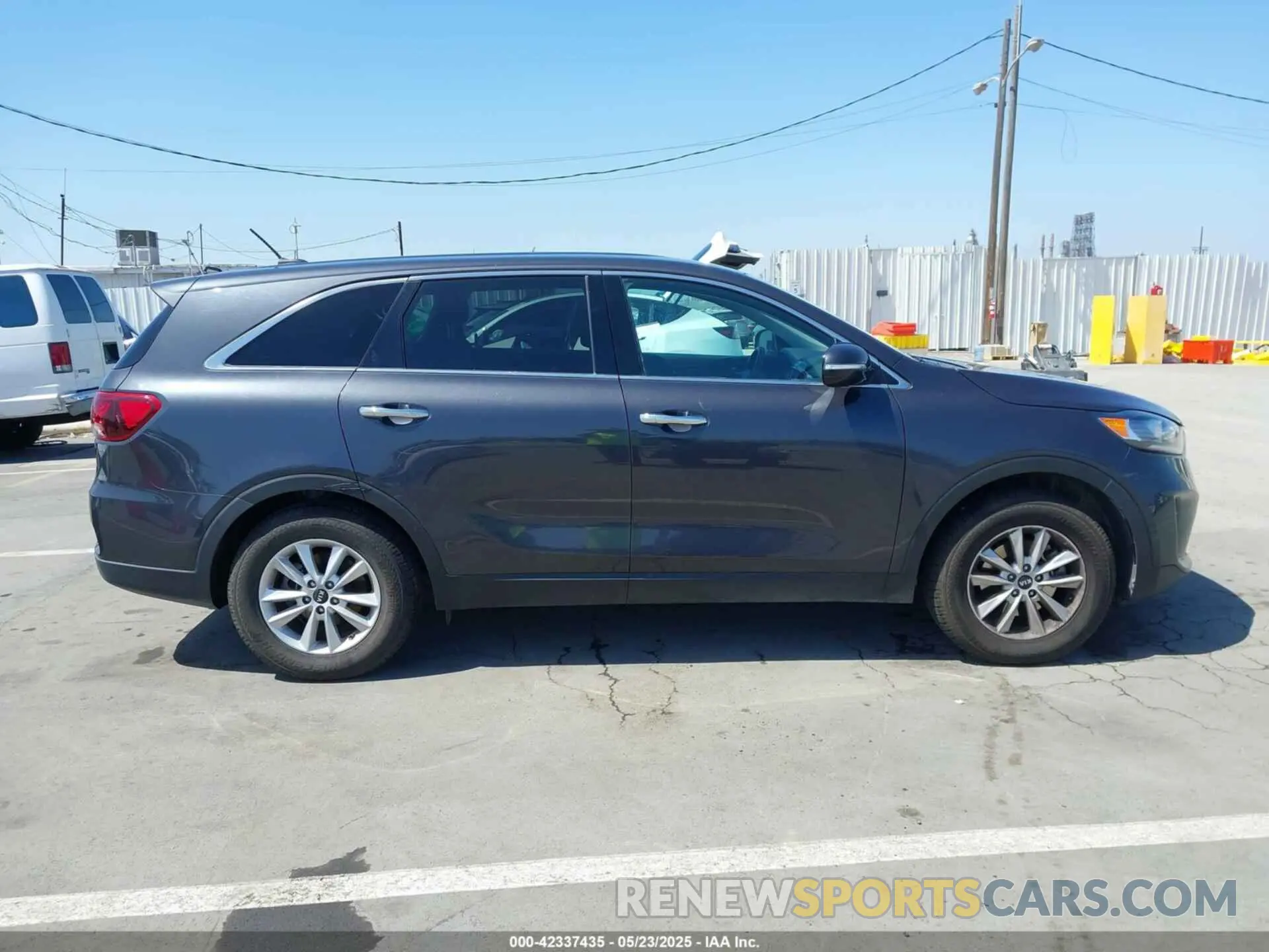 14 Photograph of a damaged car 5XYPG4A38KG536055 KIA SORENTO 2019