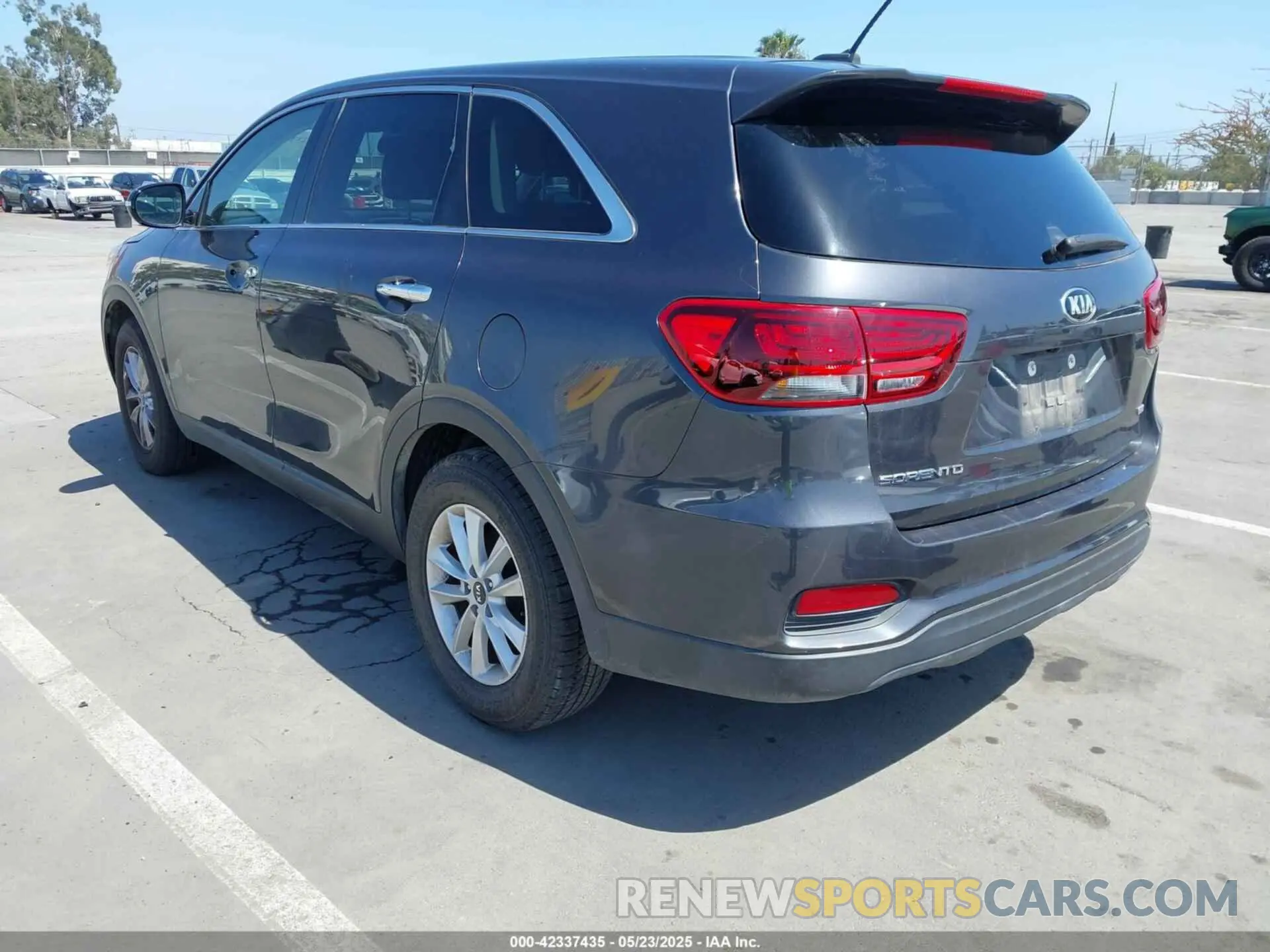 3 Photograph of a damaged car 5XYPG4A38KG536055 KIA SORENTO 2019