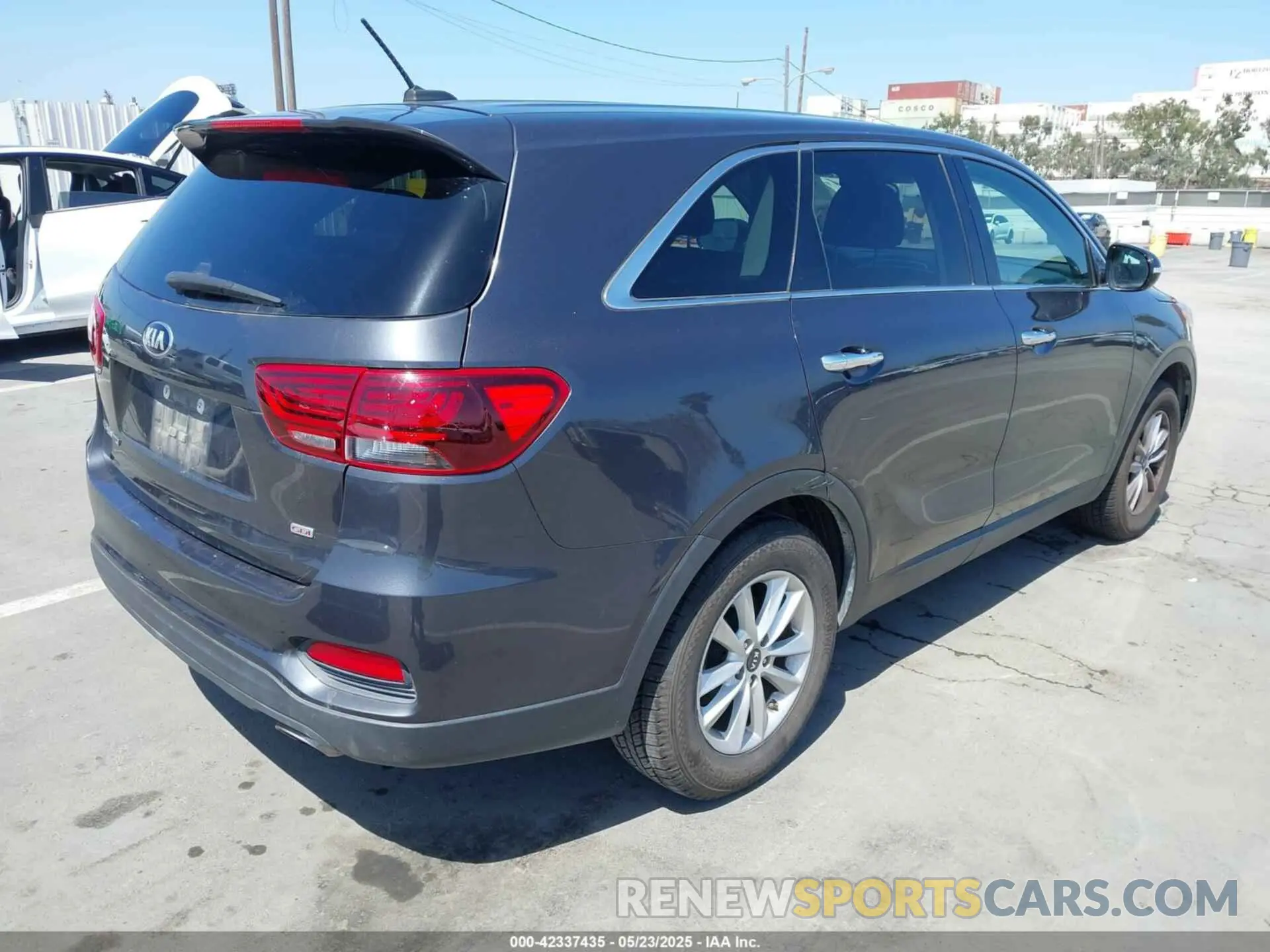 4 Photograph of a damaged car 5XYPG4A38KG536055 KIA SORENTO 2019