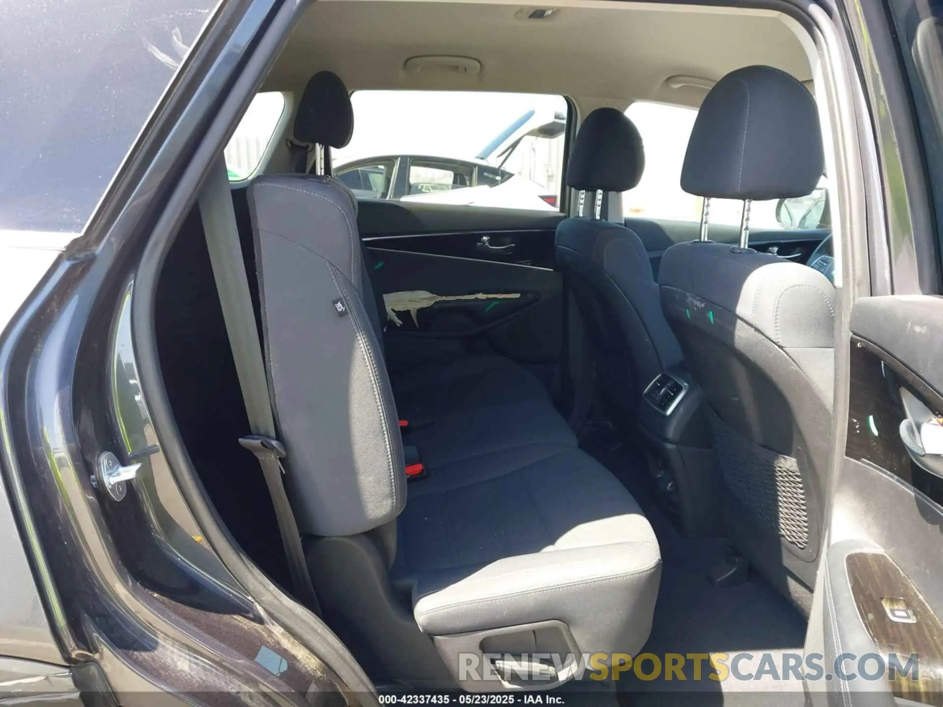 8 Photograph of a damaged car 5XYPG4A38KG536055 KIA SORENTO 2019