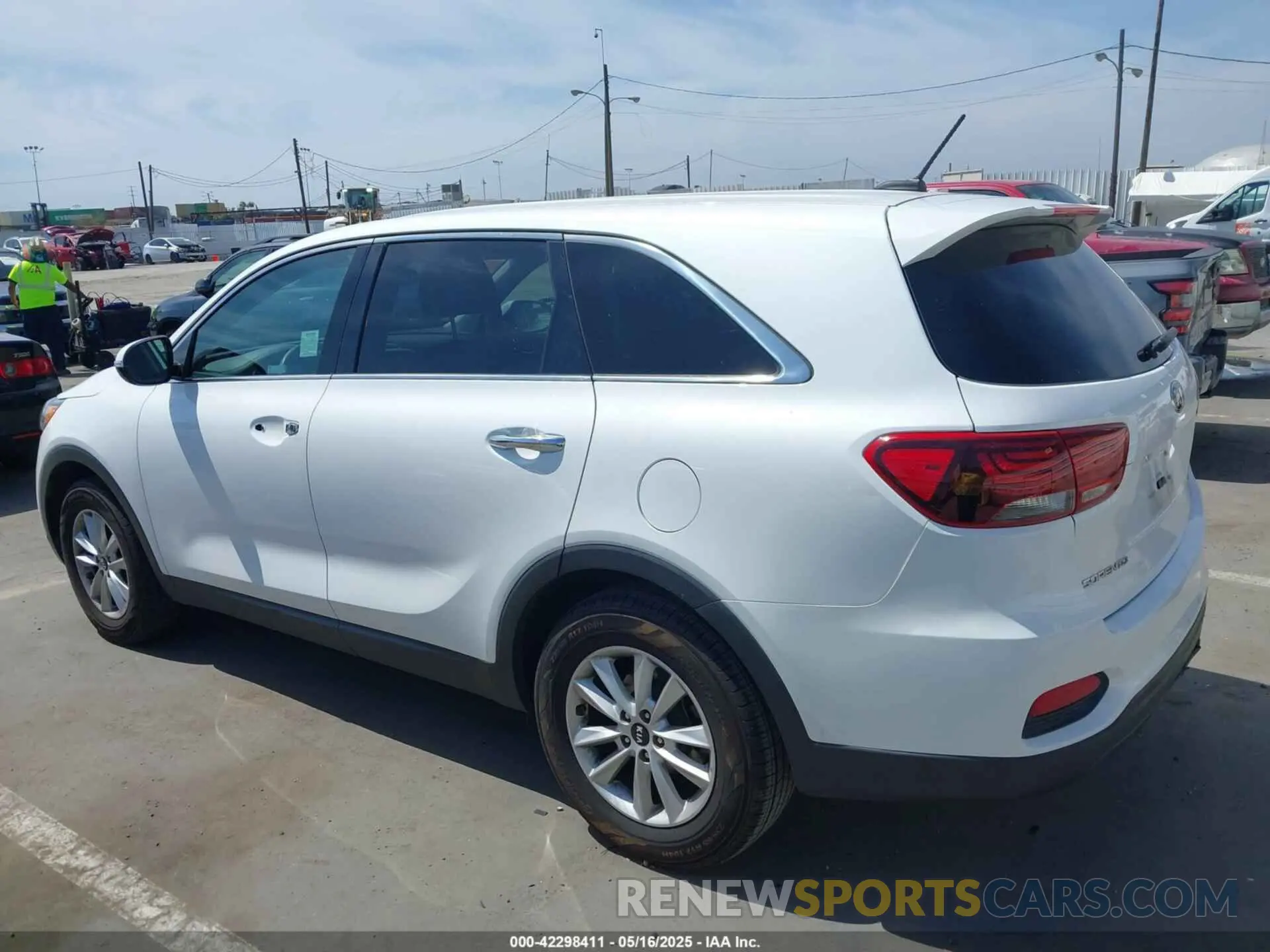 14 Photograph of a damaged car 5XYPG4A38KG550585 KIA SORENTO 2019