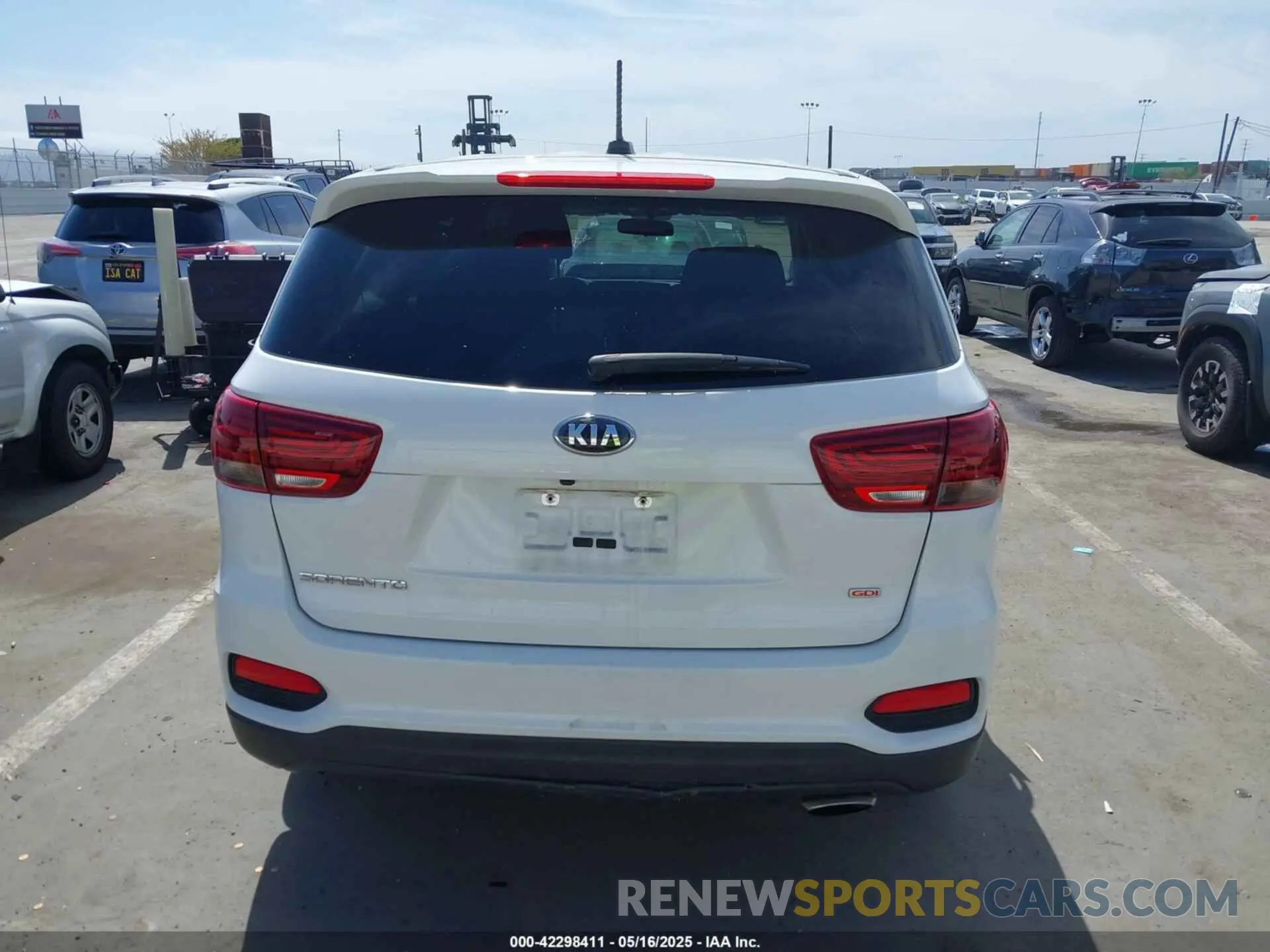 16 Photograph of a damaged car 5XYPG4A38KG550585 KIA SORENTO 2019