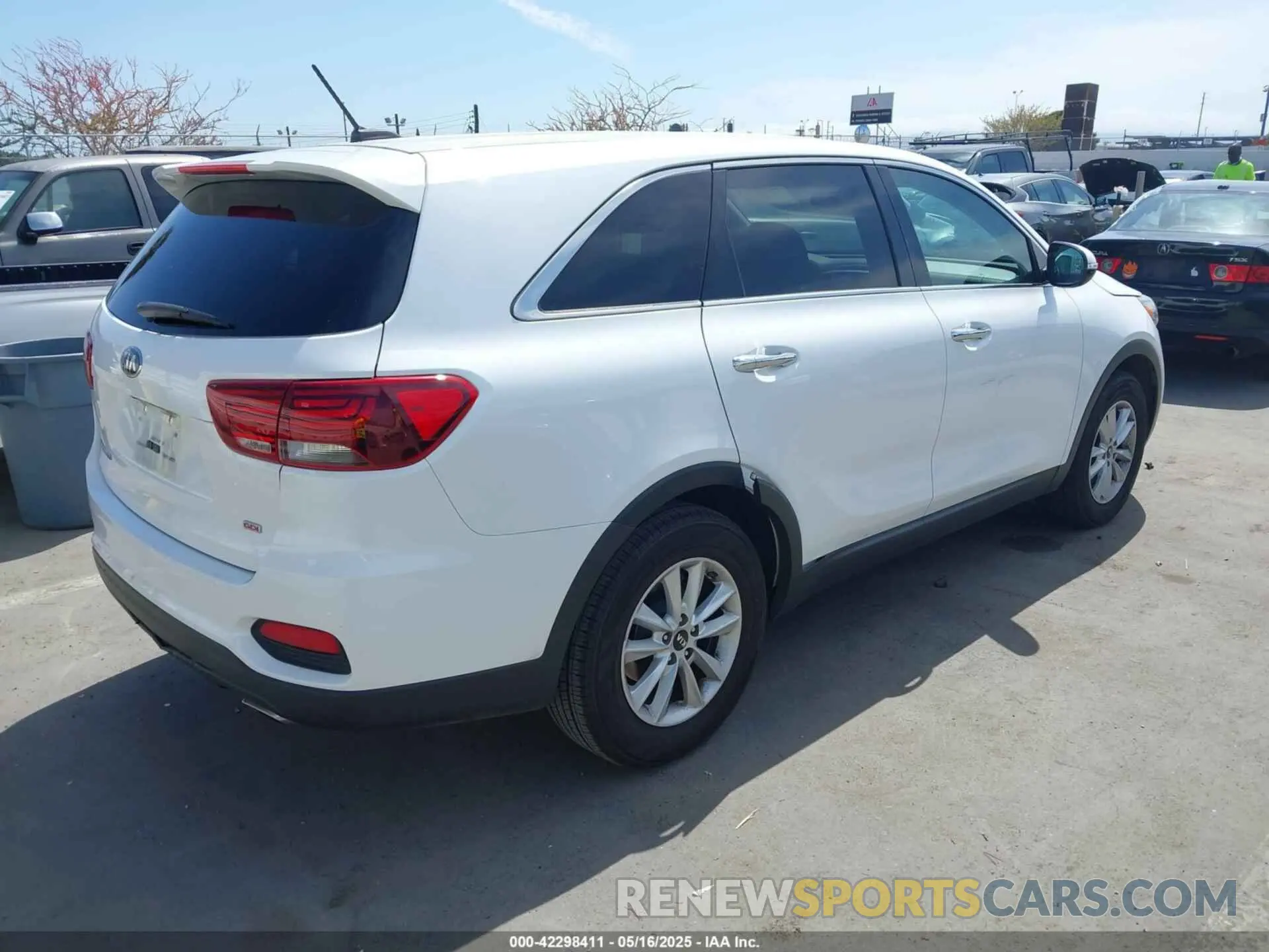 4 Photograph of a damaged car 5XYPG4A38KG550585 KIA SORENTO 2019