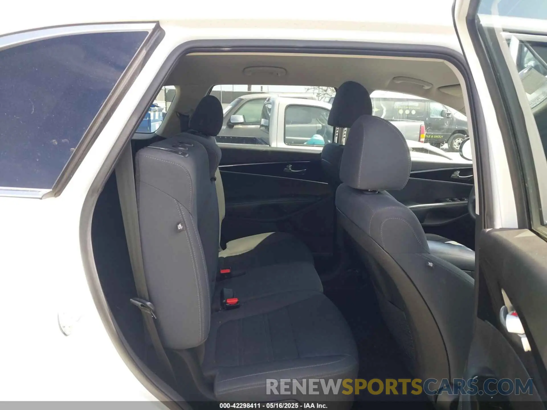 8 Photograph of a damaged car 5XYPG4A38KG550585 KIA SORENTO 2019