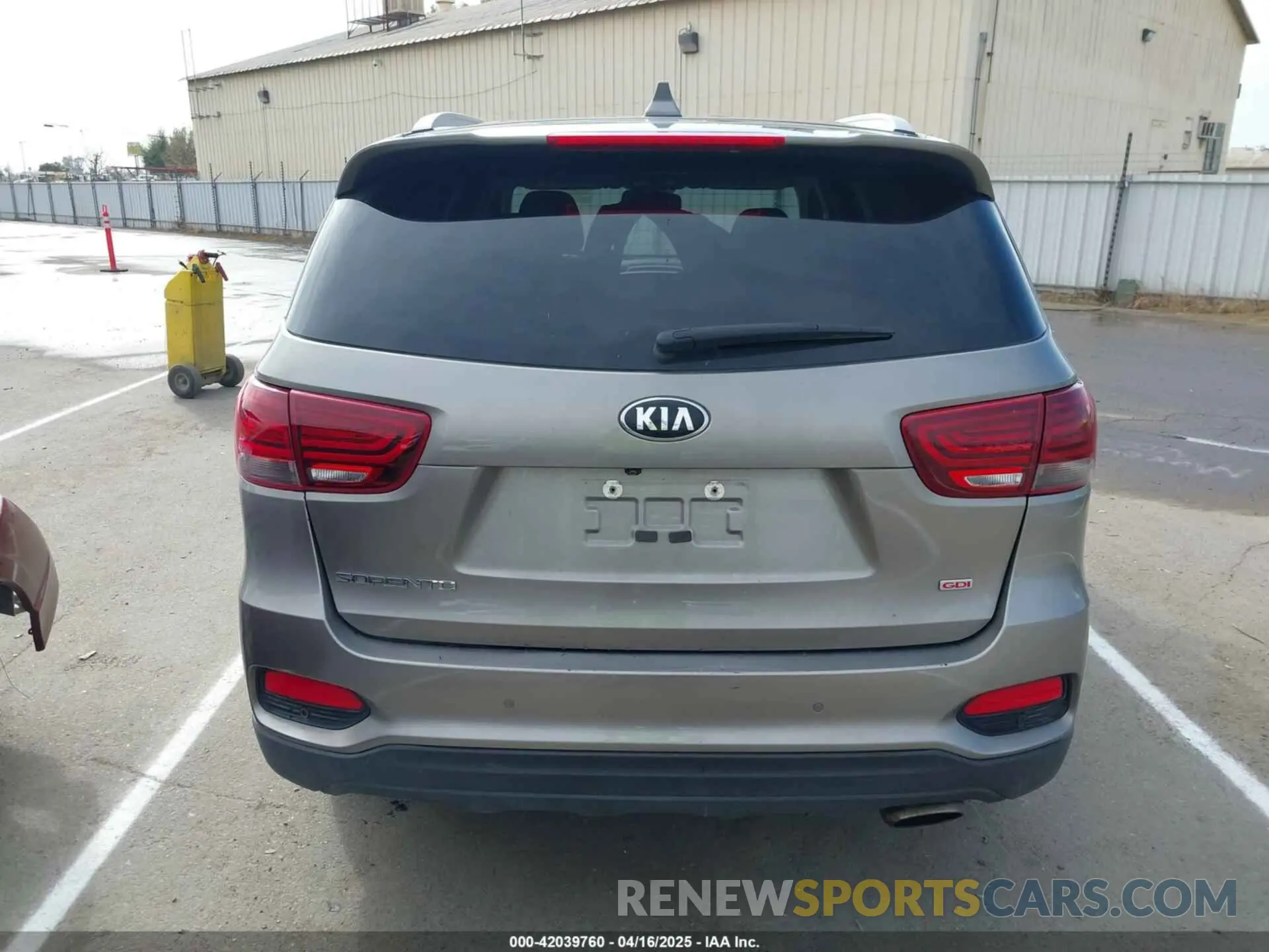 17 Photograph of a damaged car 5XYPG4A38KG550800 KIA SORENTO 2019