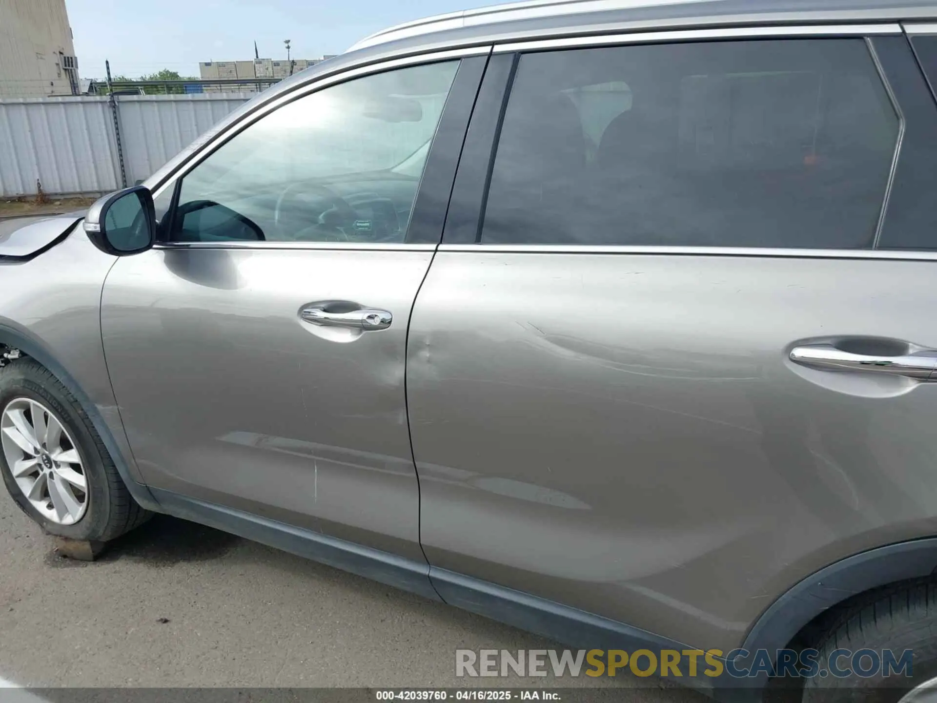 19 Photograph of a damaged car 5XYPG4A38KG550800 KIA SORENTO 2019