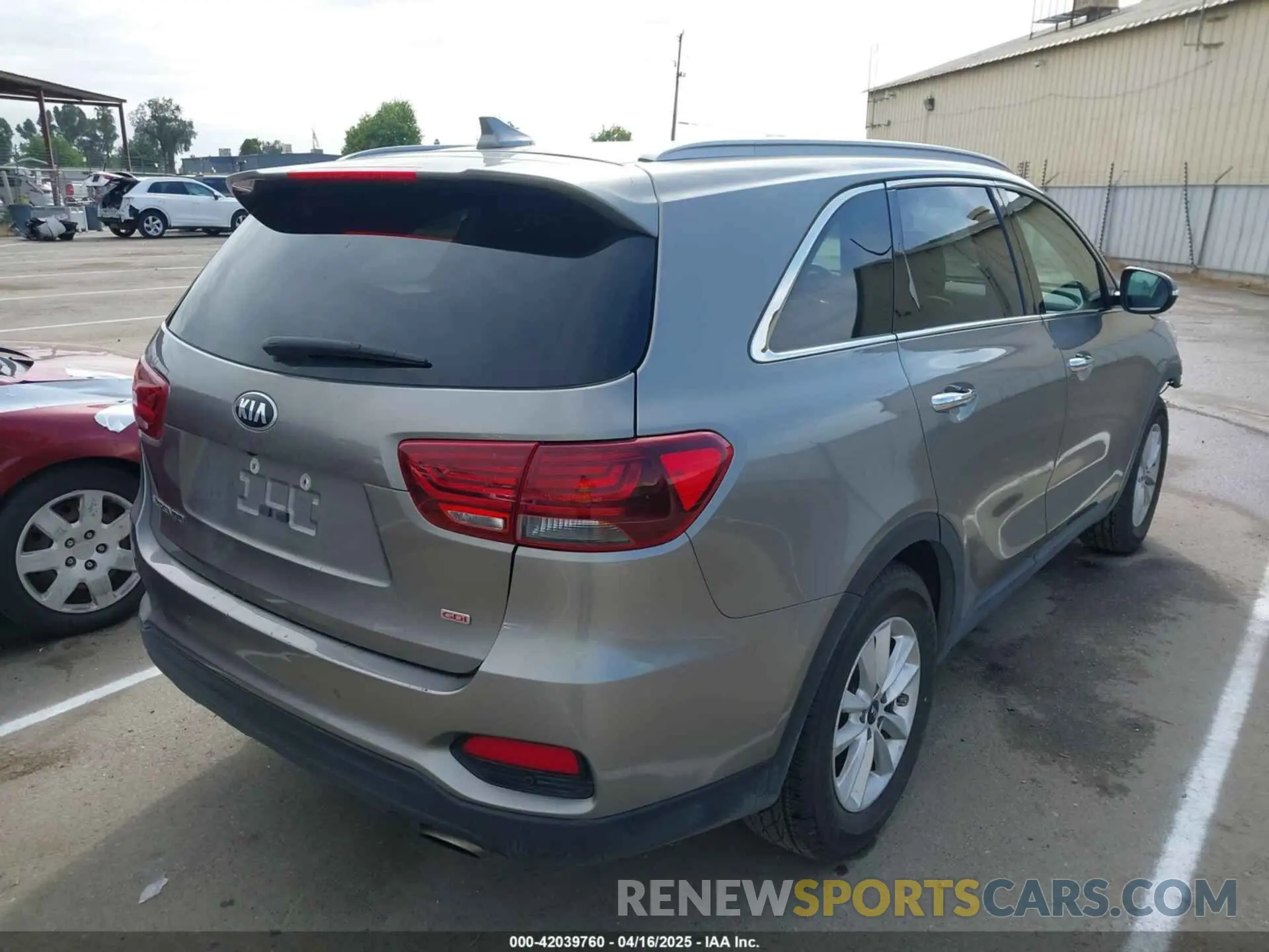 4 Photograph of a damaged car 5XYPG4A38KG550800 KIA SORENTO 2019