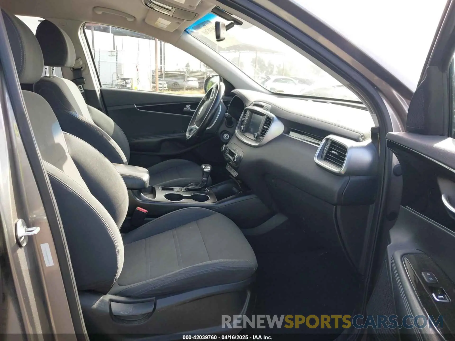 5 Photograph of a damaged car 5XYPG4A38KG550800 KIA SORENTO 2019