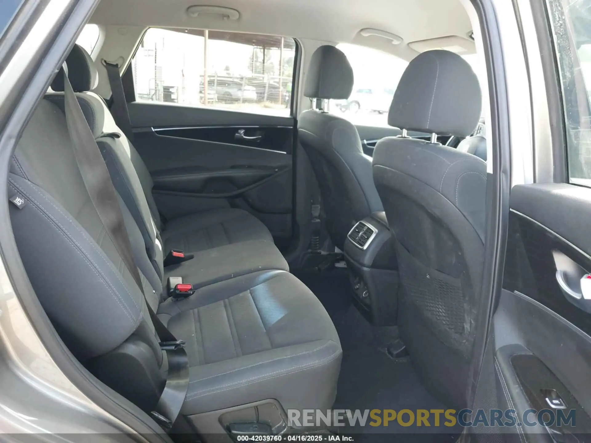 8 Photograph of a damaged car 5XYPG4A38KG550800 KIA SORENTO 2019