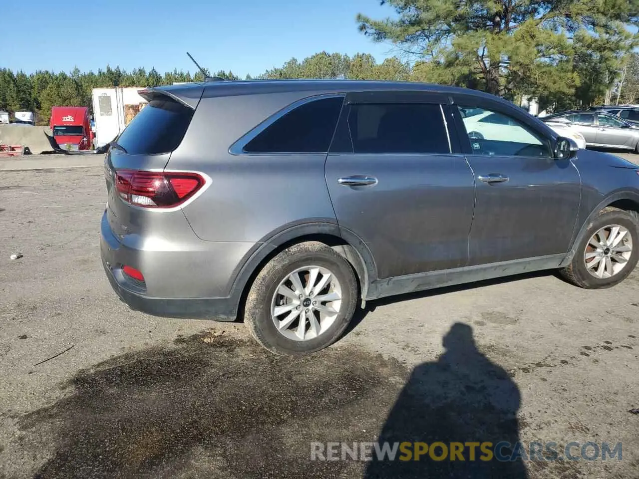 3 Photograph of a damaged car 5XYPG4A38KG551378 KIA SORENTO 2019