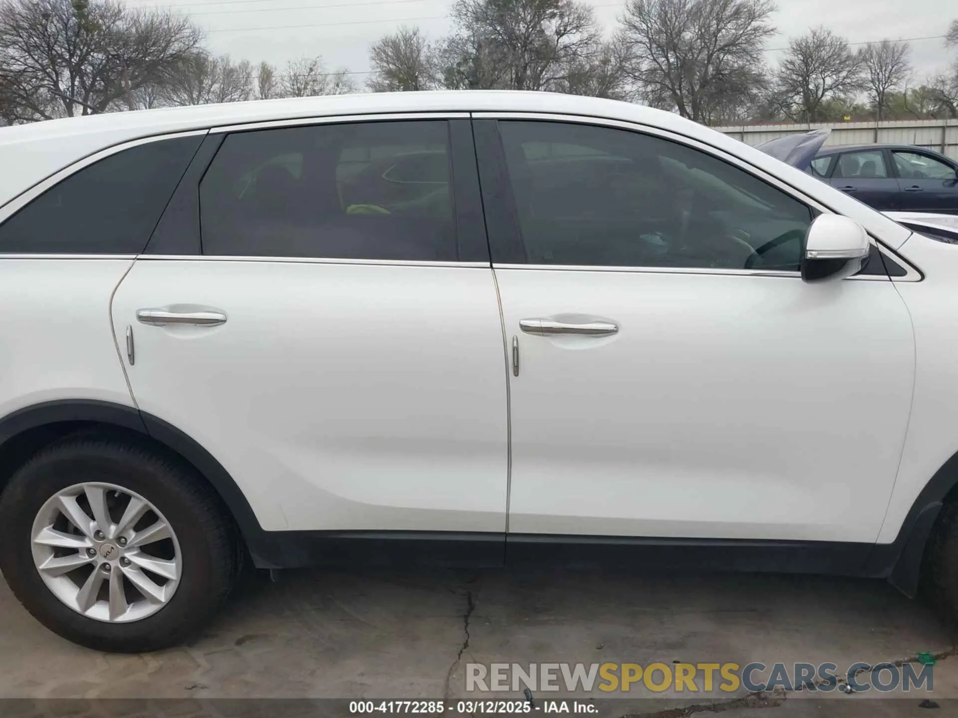 13 Photograph of a damaged car 5XYPG4A38KG555012 KIA SORENTO 2019
