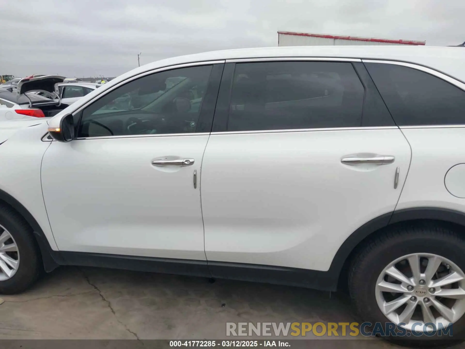 14 Photograph of a damaged car 5XYPG4A38KG555012 KIA SORENTO 2019