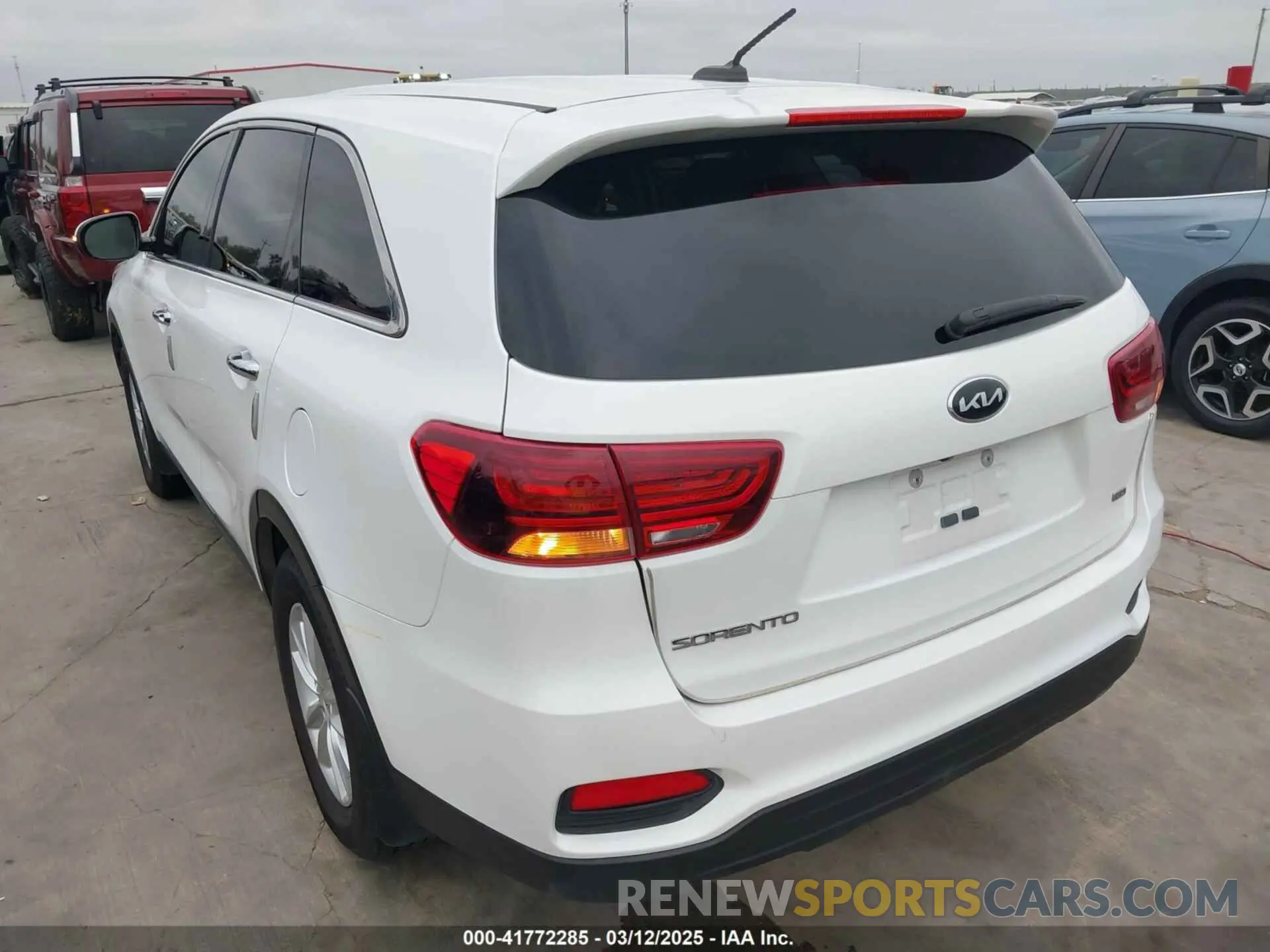 3 Photograph of a damaged car 5XYPG4A38KG555012 KIA SORENTO 2019