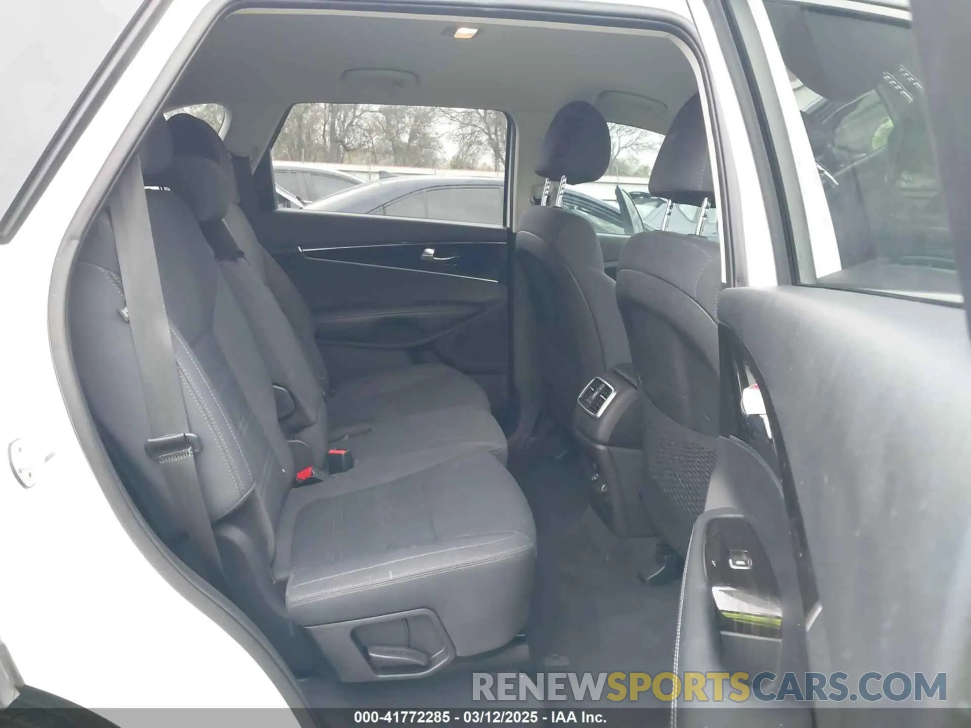 8 Photograph of a damaged car 5XYPG4A38KG555012 KIA SORENTO 2019