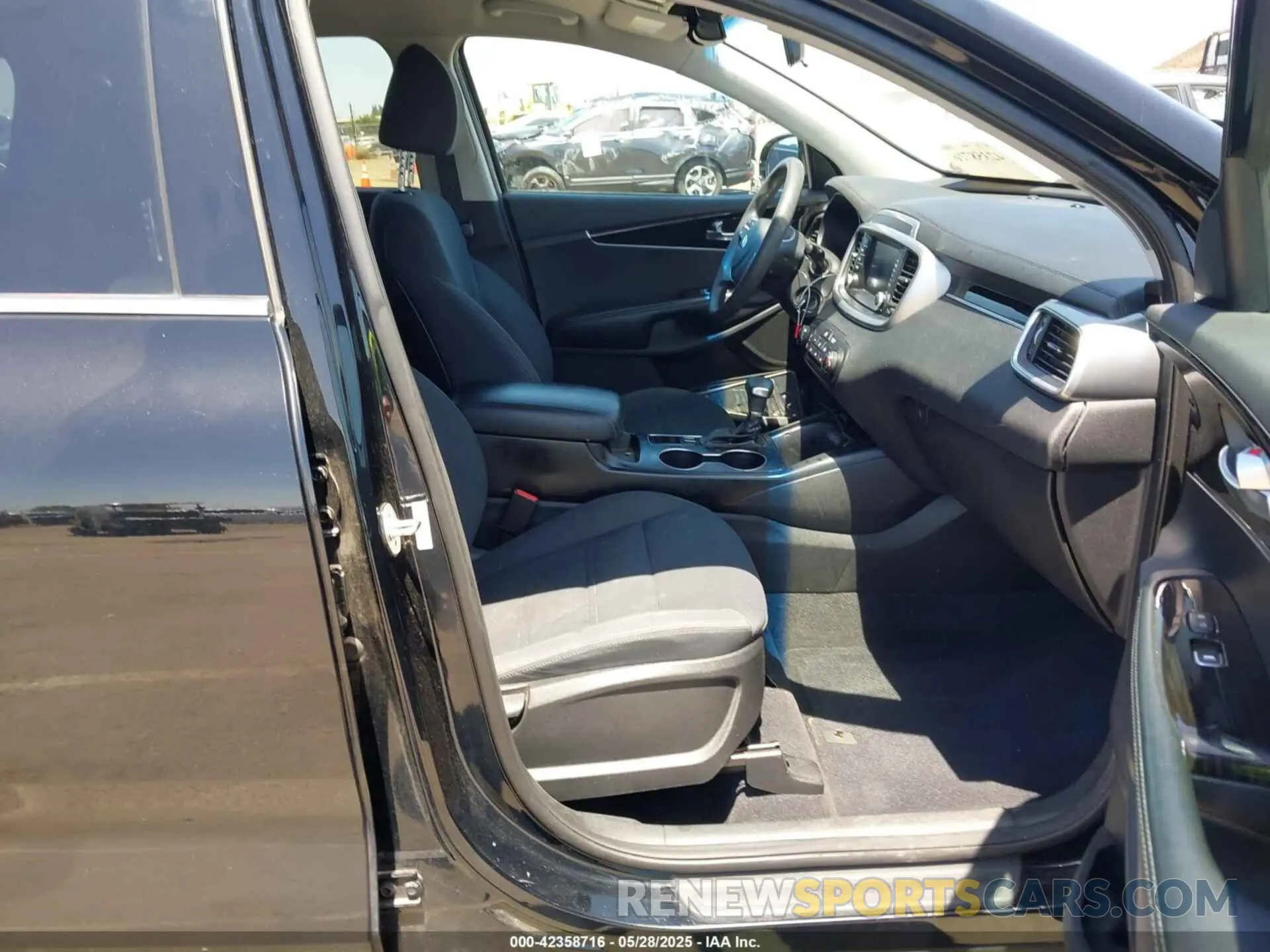 5 Photograph of a damaged car 5XYPG4A38KG573882 KIA SORENTO 2019